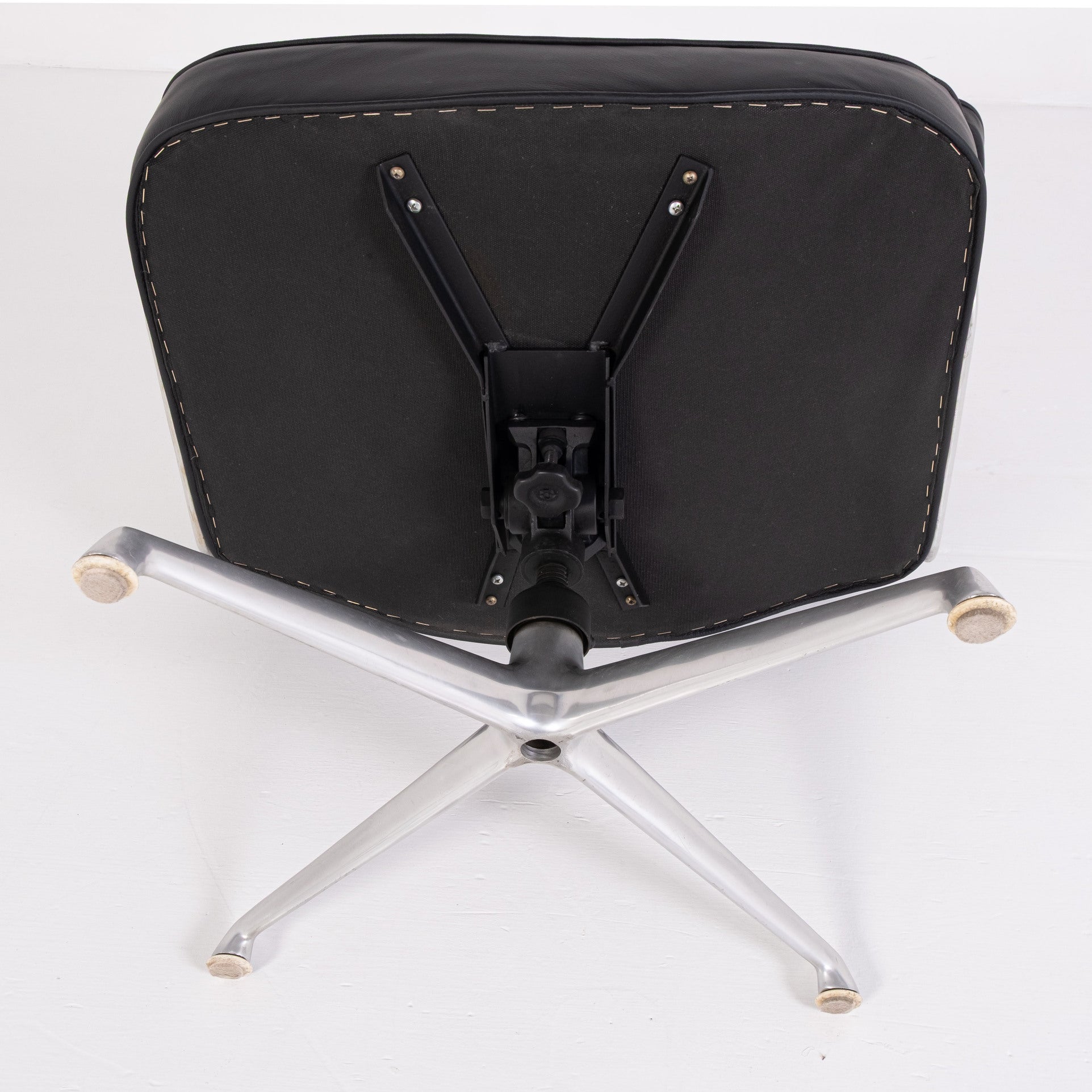 Poltrona Lobby Chair ES 108 – Design Charles e Ray Eames per Herman Miller