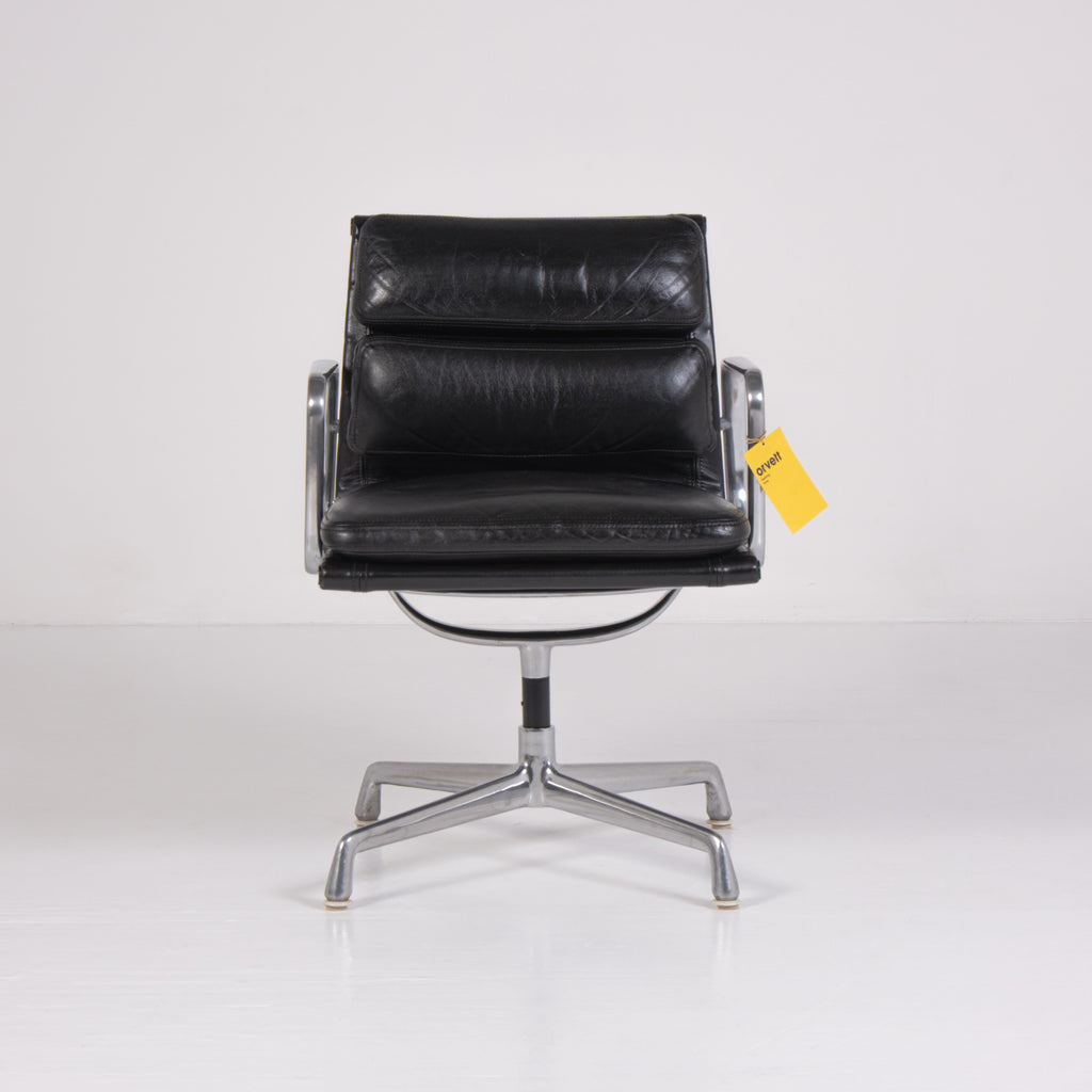 Sedia da ufficio Soft Pad EA 217 di Charles e Ray Eames per ICF