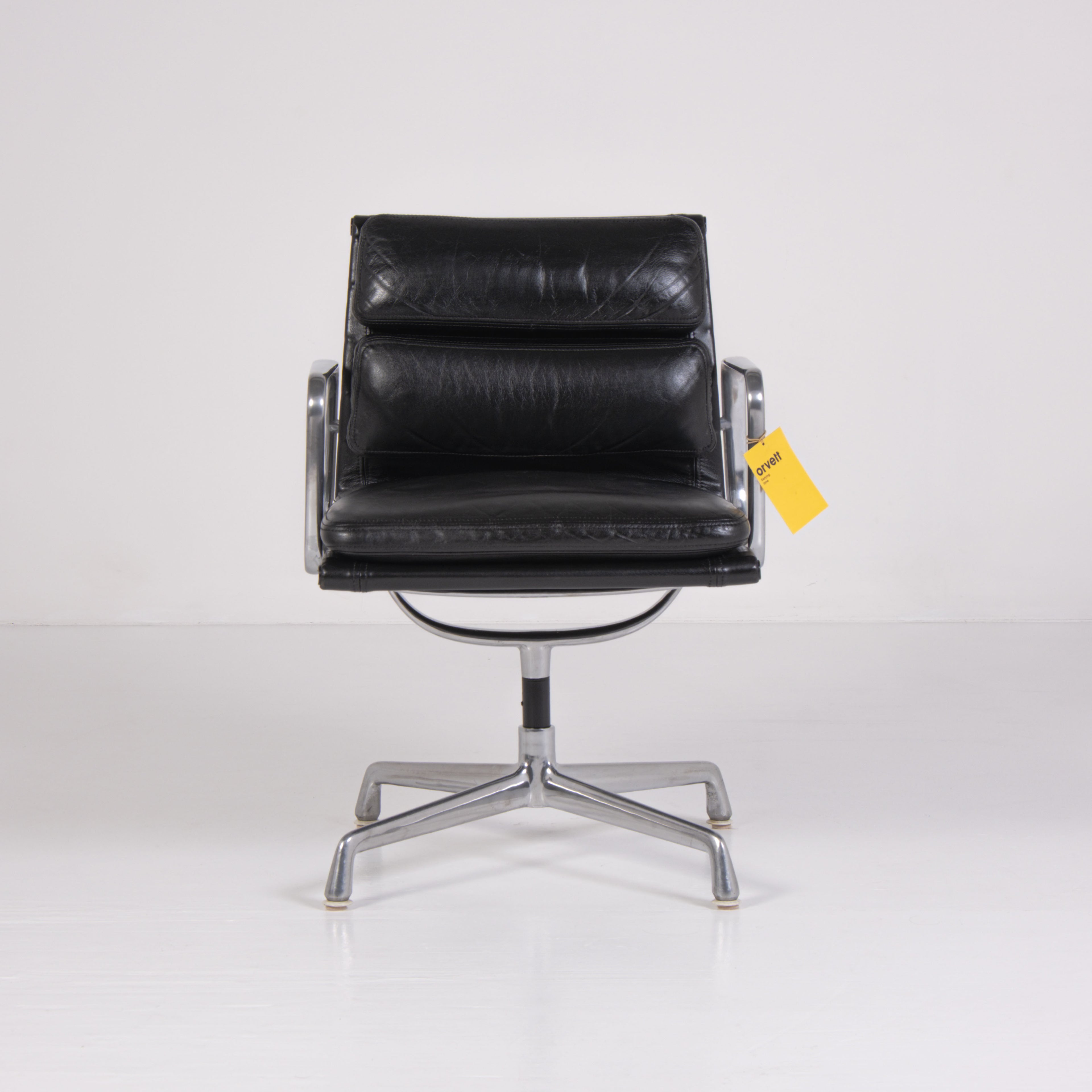 Sedia da ufficio Soft Pad EA 217 di Charles e Ray Eames per ICF