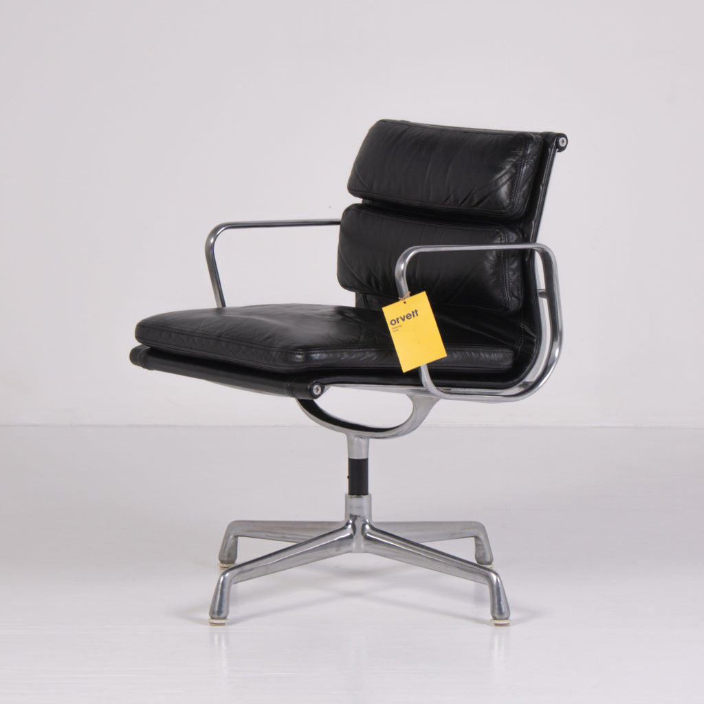 Sedia da ufficio Soft Pad EA 217 di Charles e Ray Eames per ICF