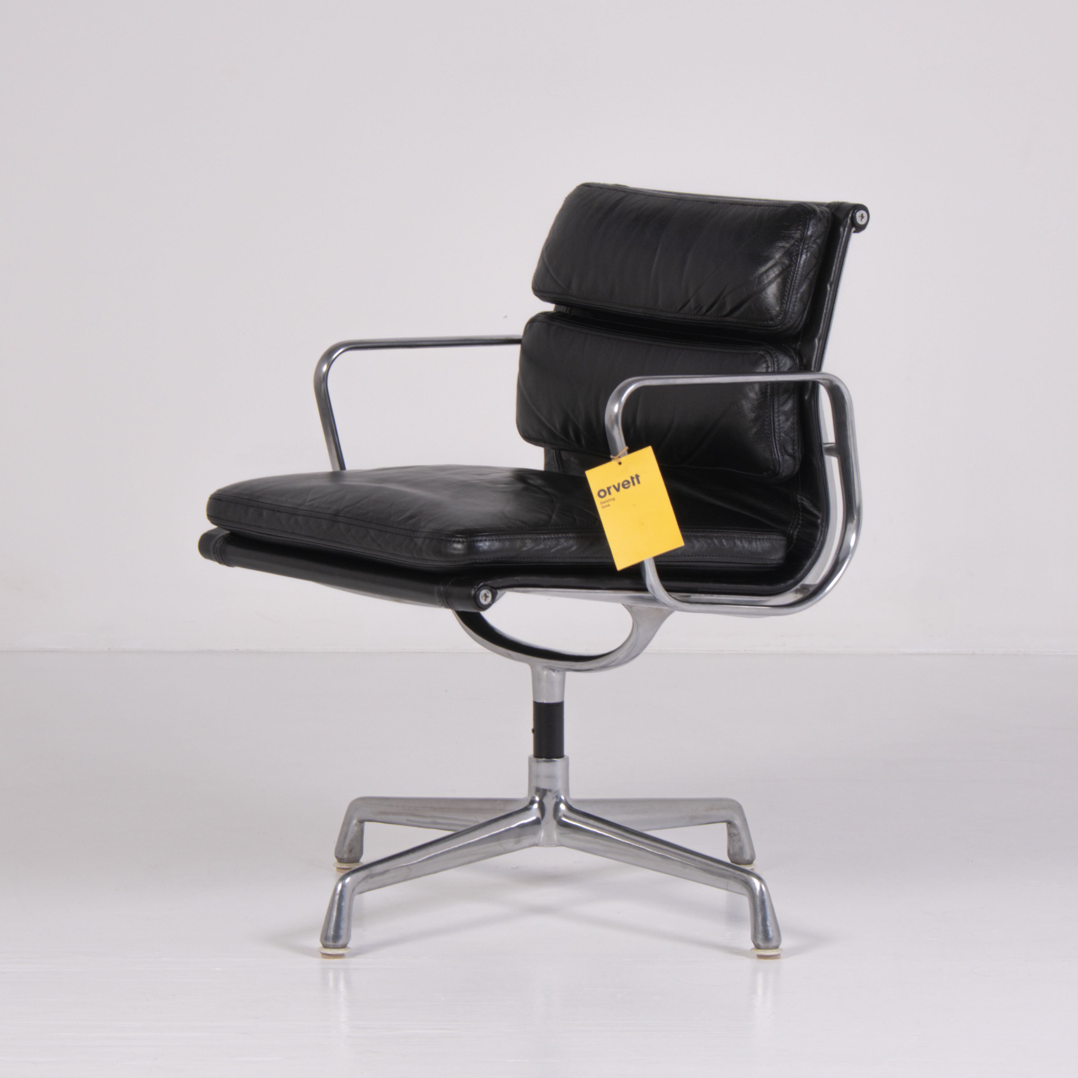 Sedia da ufficio Soft Pad EA 217 di Charles e Ray Eames per ICF