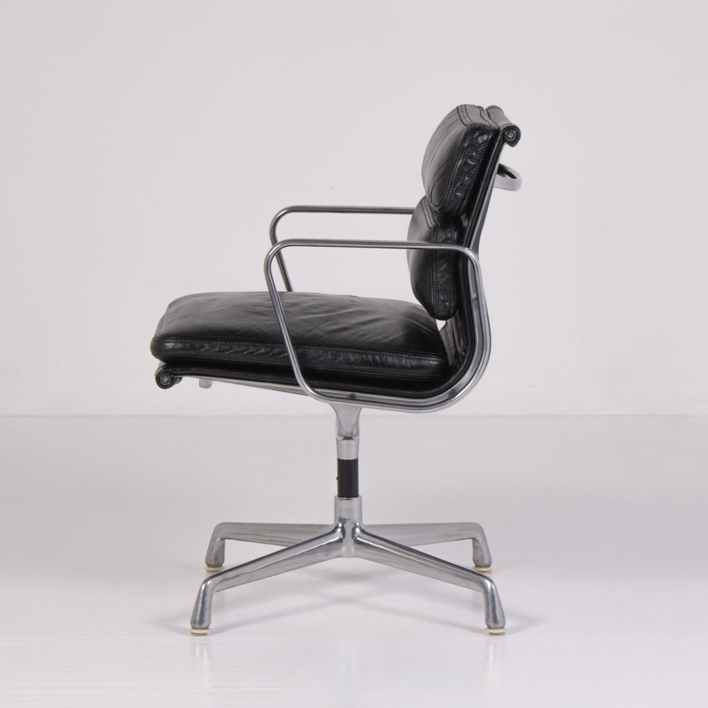 Sedia da ufficio Soft Pad EA 217 di Charles e Ray Eames per ICF
