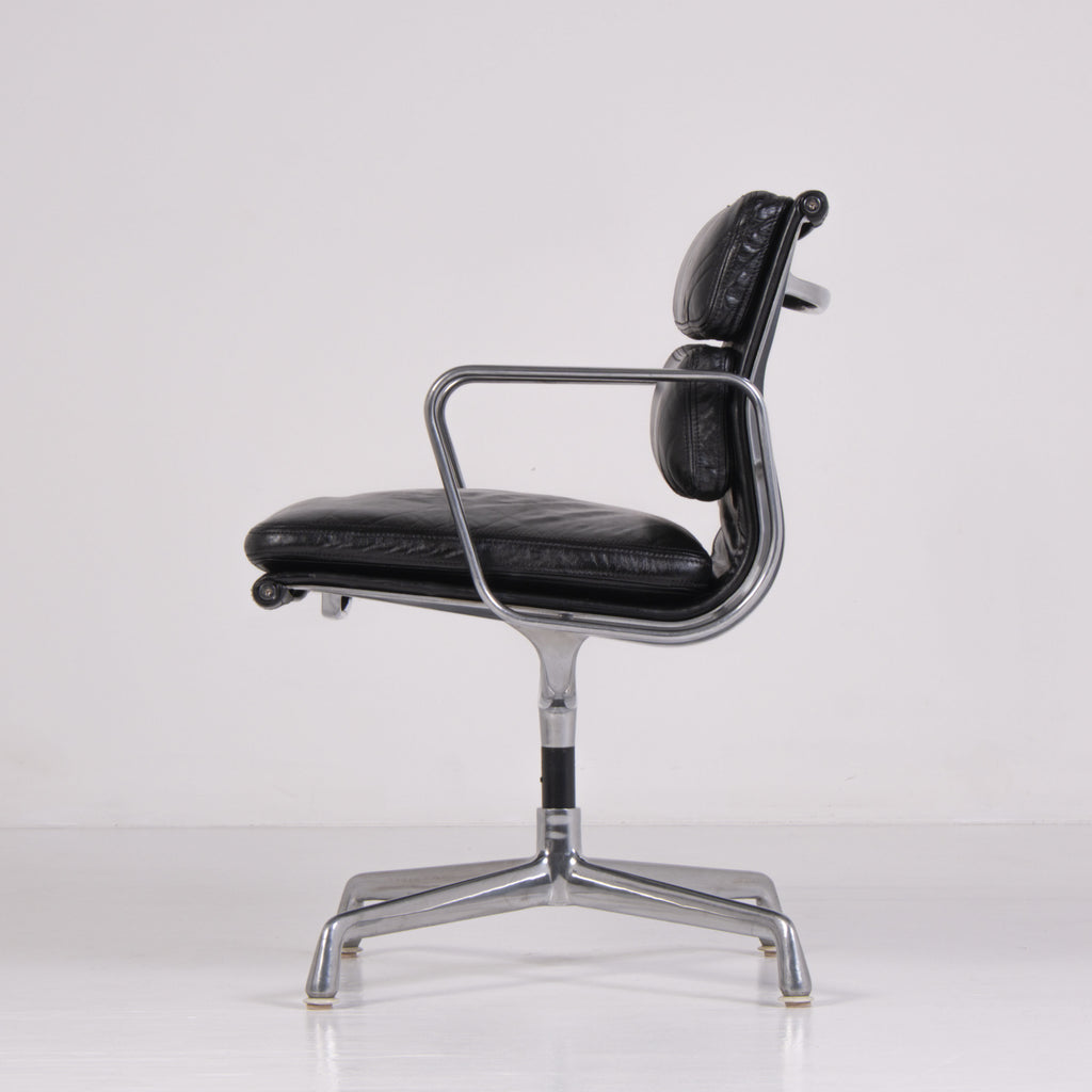 Sedia da ufficio Soft Pad EA 217 di Charles e Ray Eames per ICF