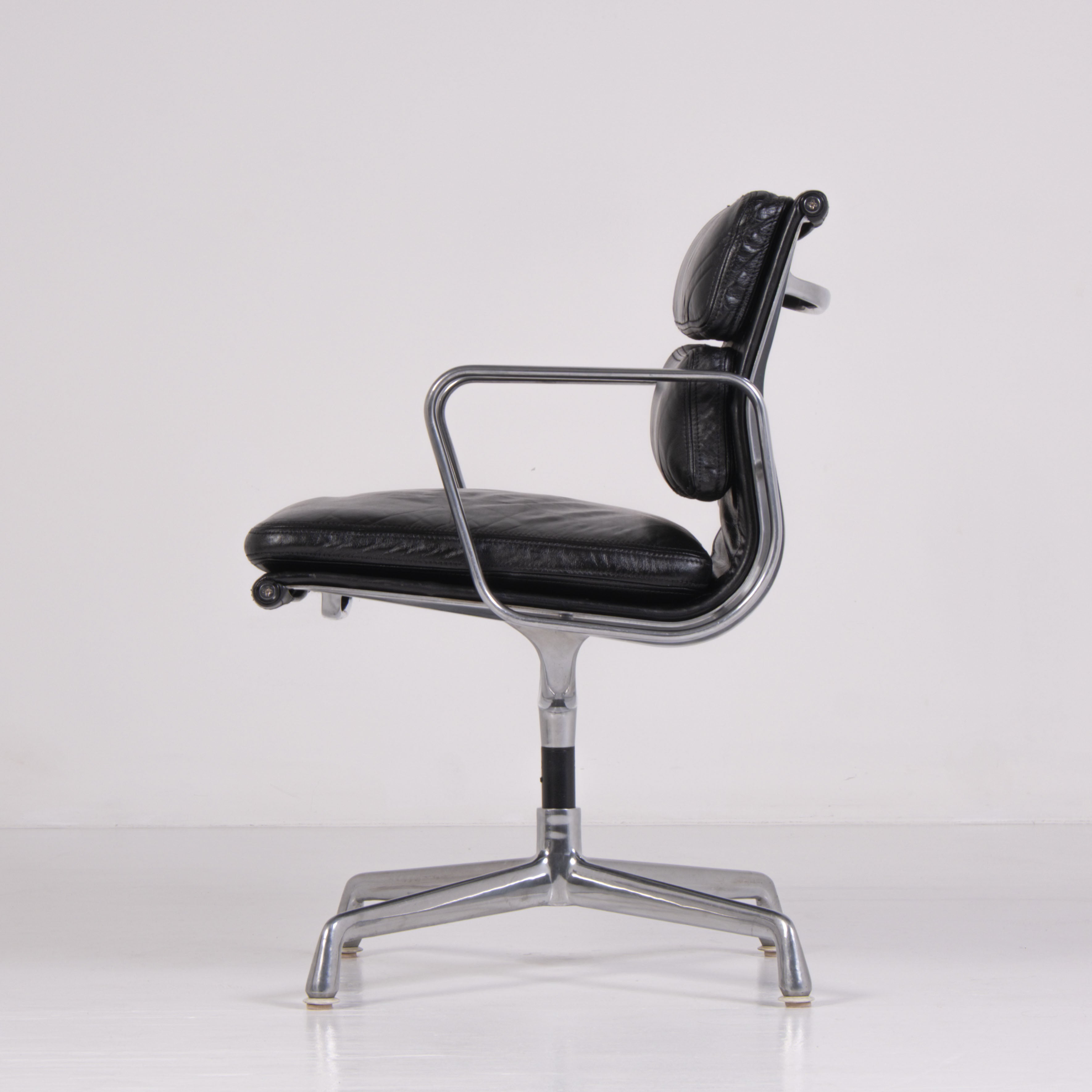 Sedia da ufficio Soft Pad EA 217 di Charles e Ray Eames per ICF