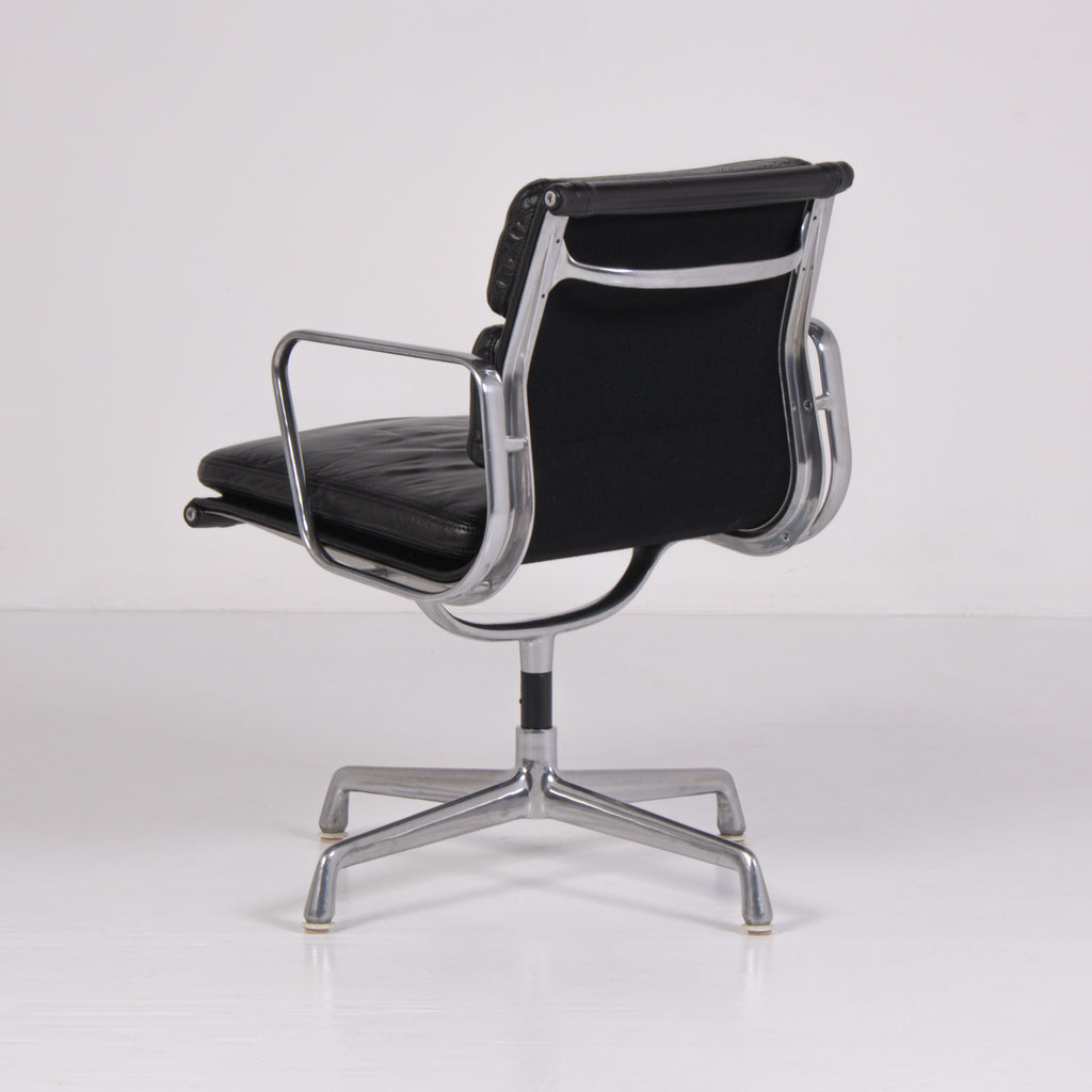 Sedia da ufficio Soft Pad EA 217 di Charles e Ray Eames per ICF