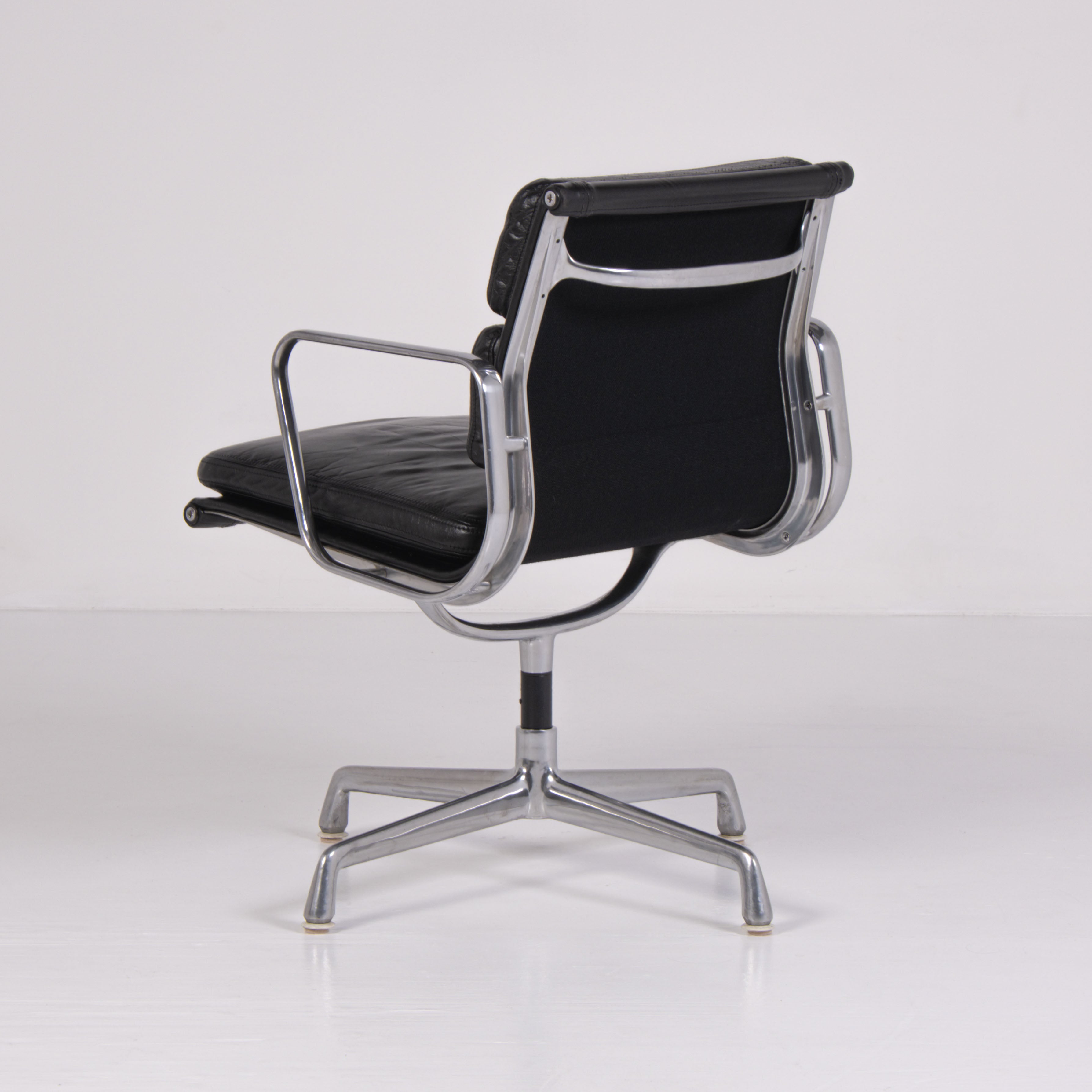 Sedia da ufficio Soft Pad EA 217 di Charles e Ray Eames per ICF