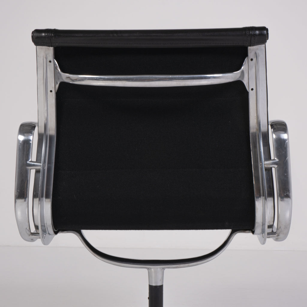 Sedia da ufficio Soft Pad EA 217 di Charles e Ray Eames per ICF