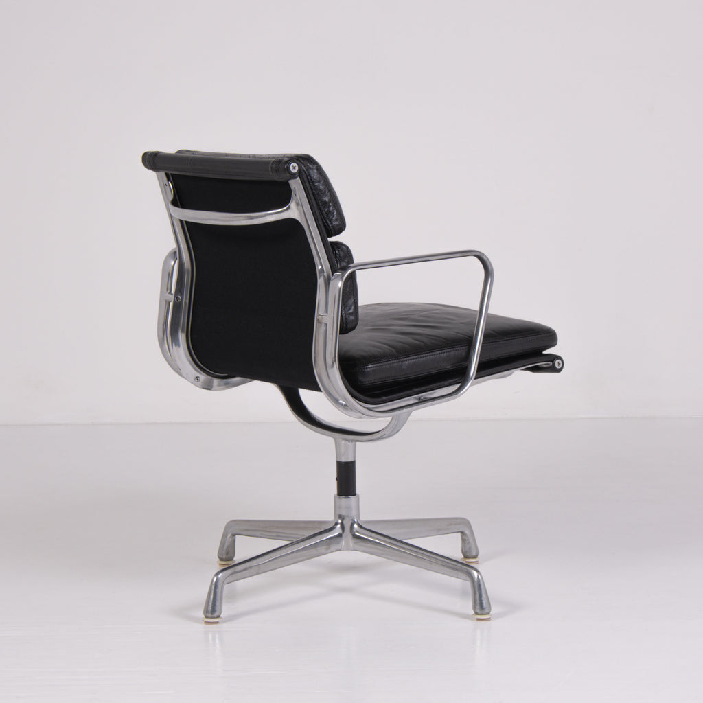 Sedia da ufficio Soft Pad EA 217 di Charles e Ray Eames per ICF