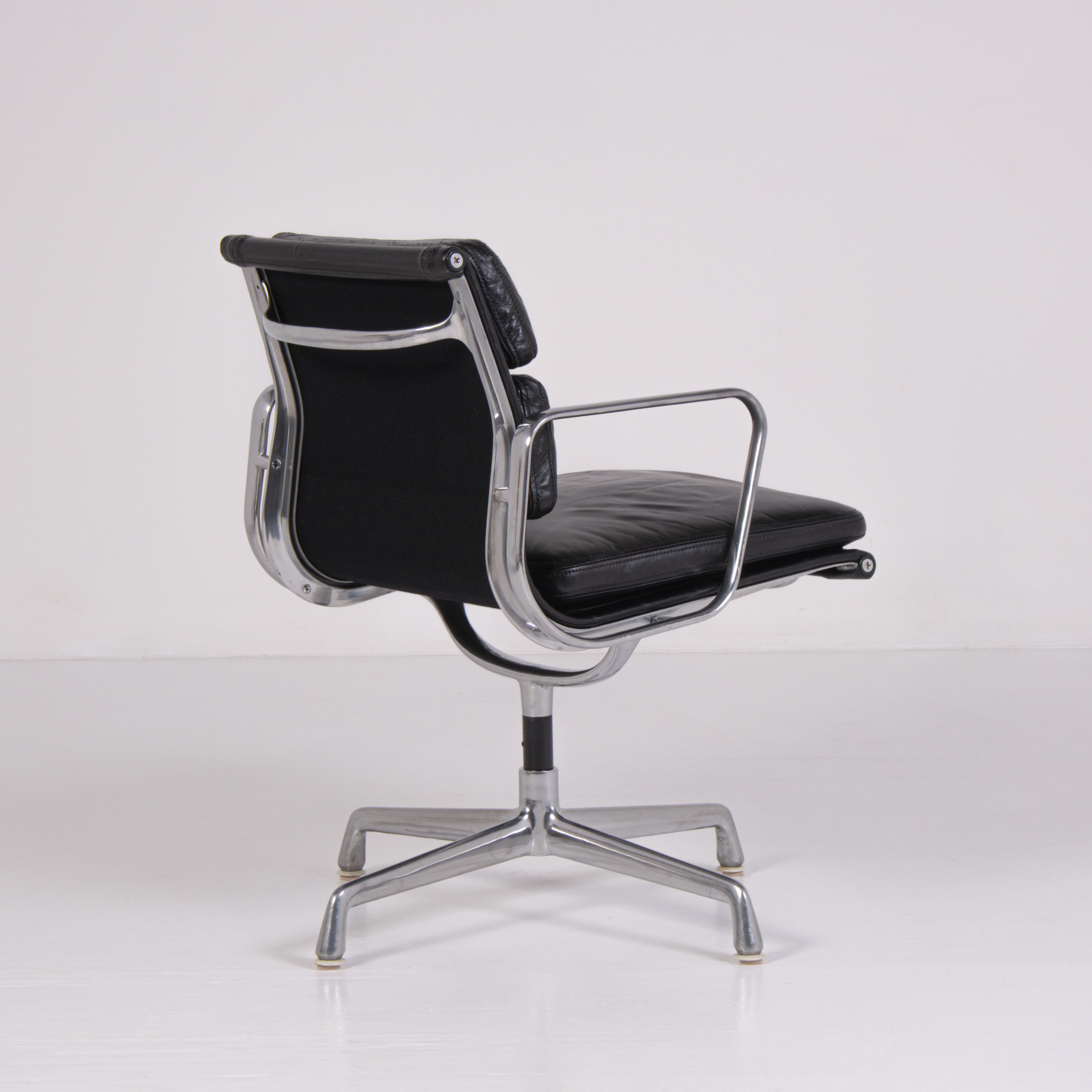 Sedia da ufficio Soft Pad EA 217 di Charles e Ray Eames per ICF