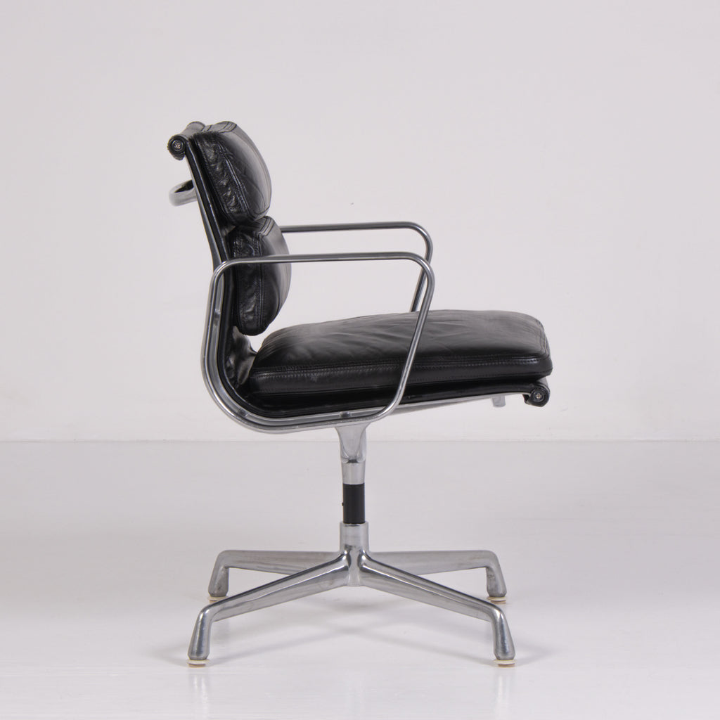 Sedia da ufficio Soft Pad EA 217 di Charles e Ray Eames per ICF