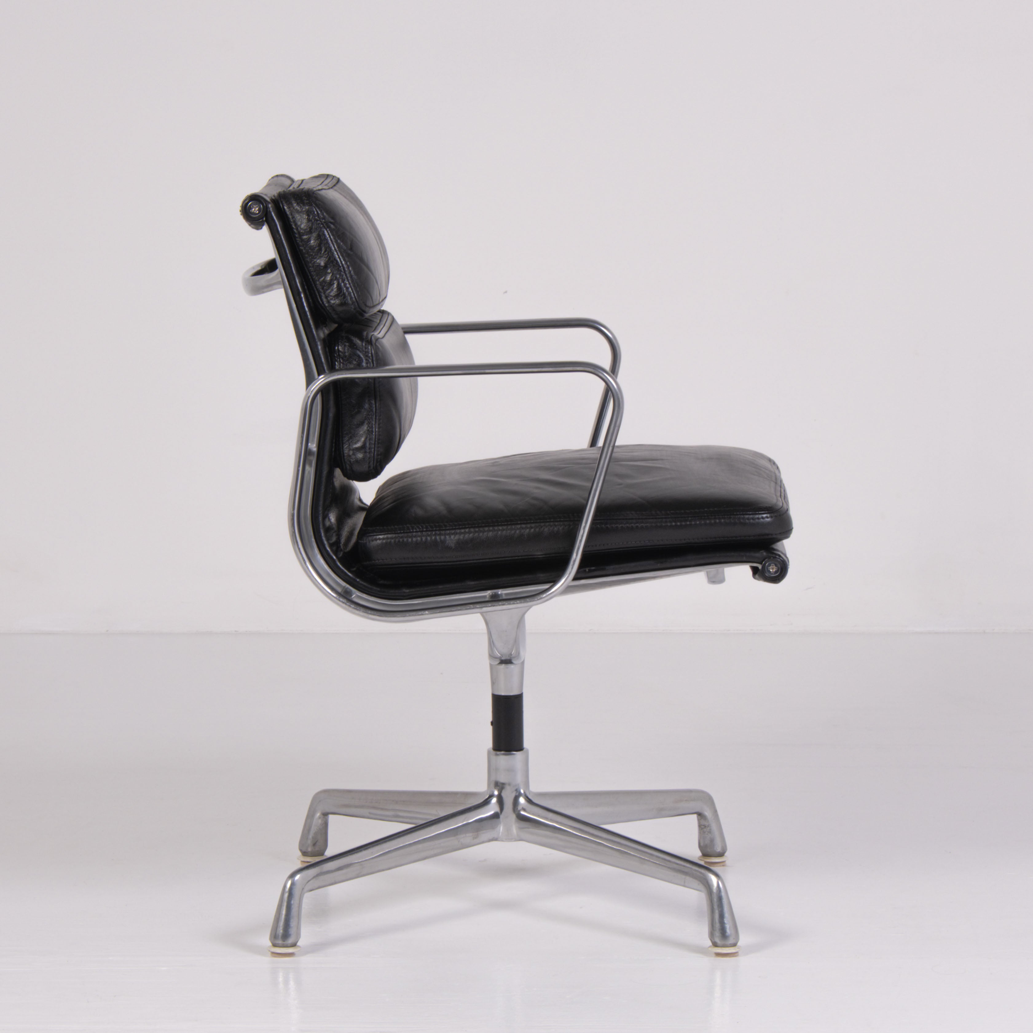 Sedia da ufficio Soft Pad EA 217 di Charles e Ray Eames per ICF