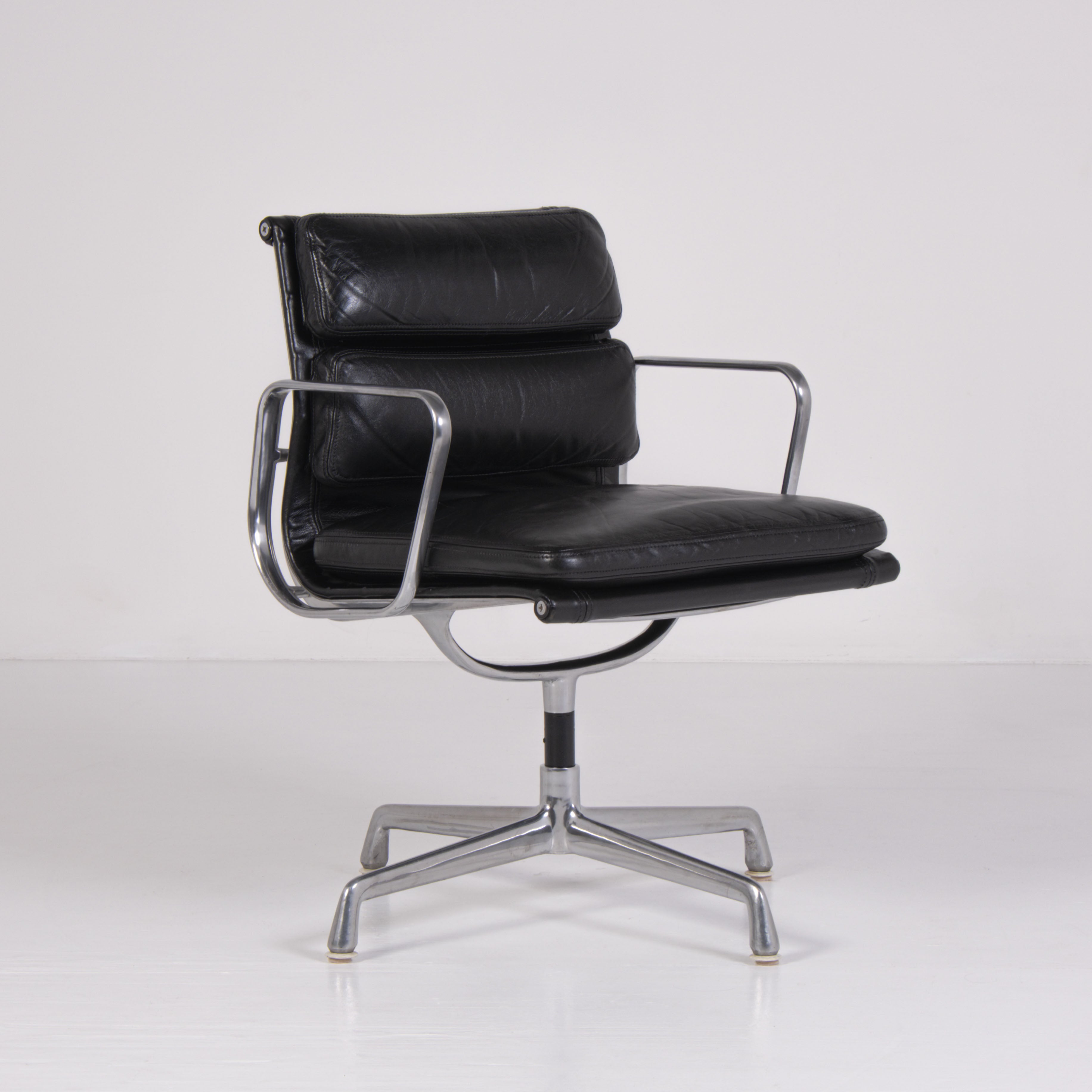 Sedia da ufficio Soft Pad EA 217 di Charles e Ray Eames per ICF