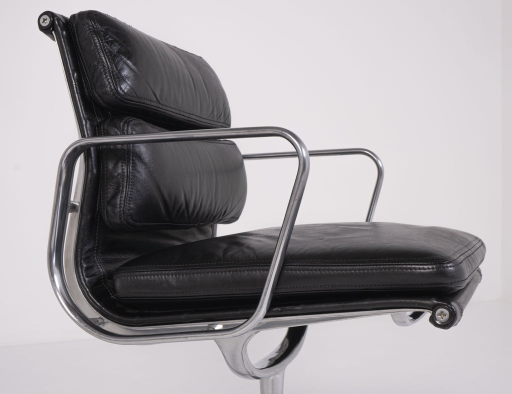 Sedia da ufficio Soft Pad EA 217 di Charles e Ray Eames per ICF