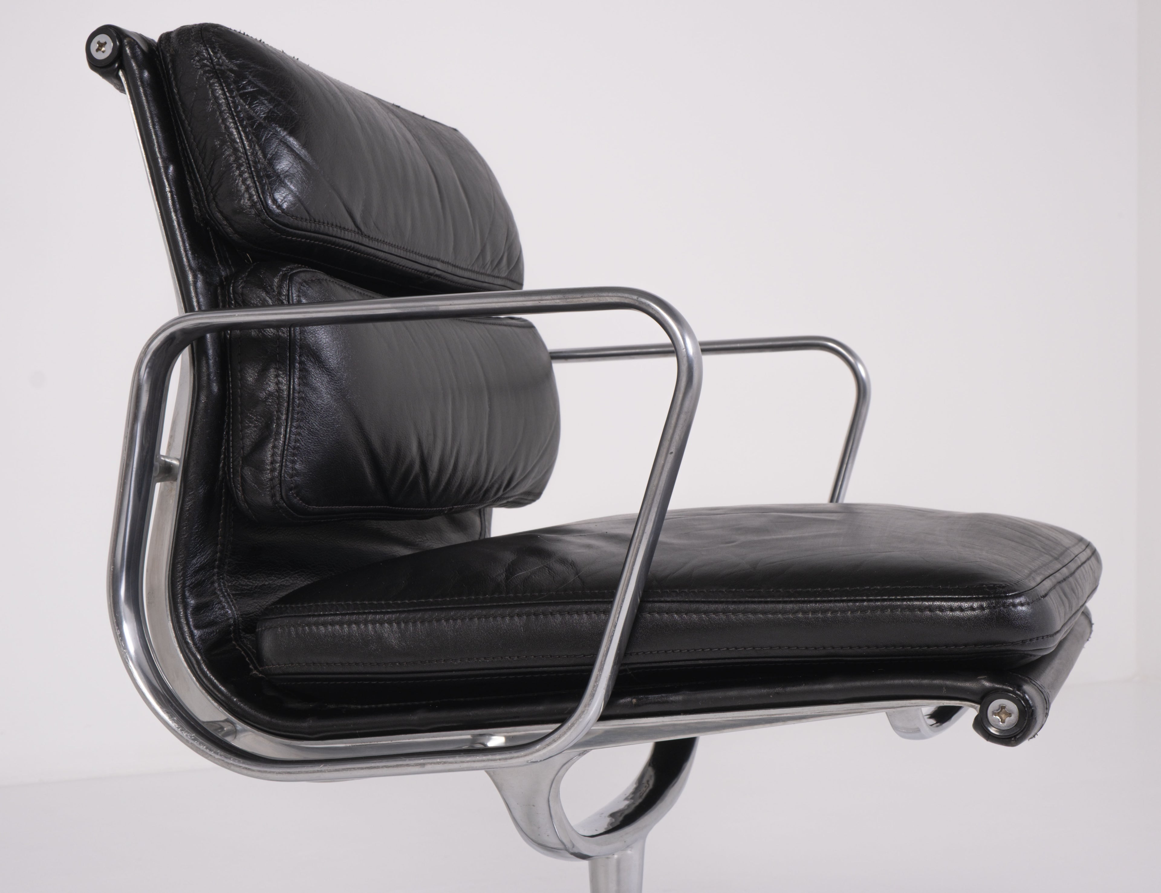 Sedia da ufficio Soft Pad EA 217 di Charles e Ray Eames per ICF