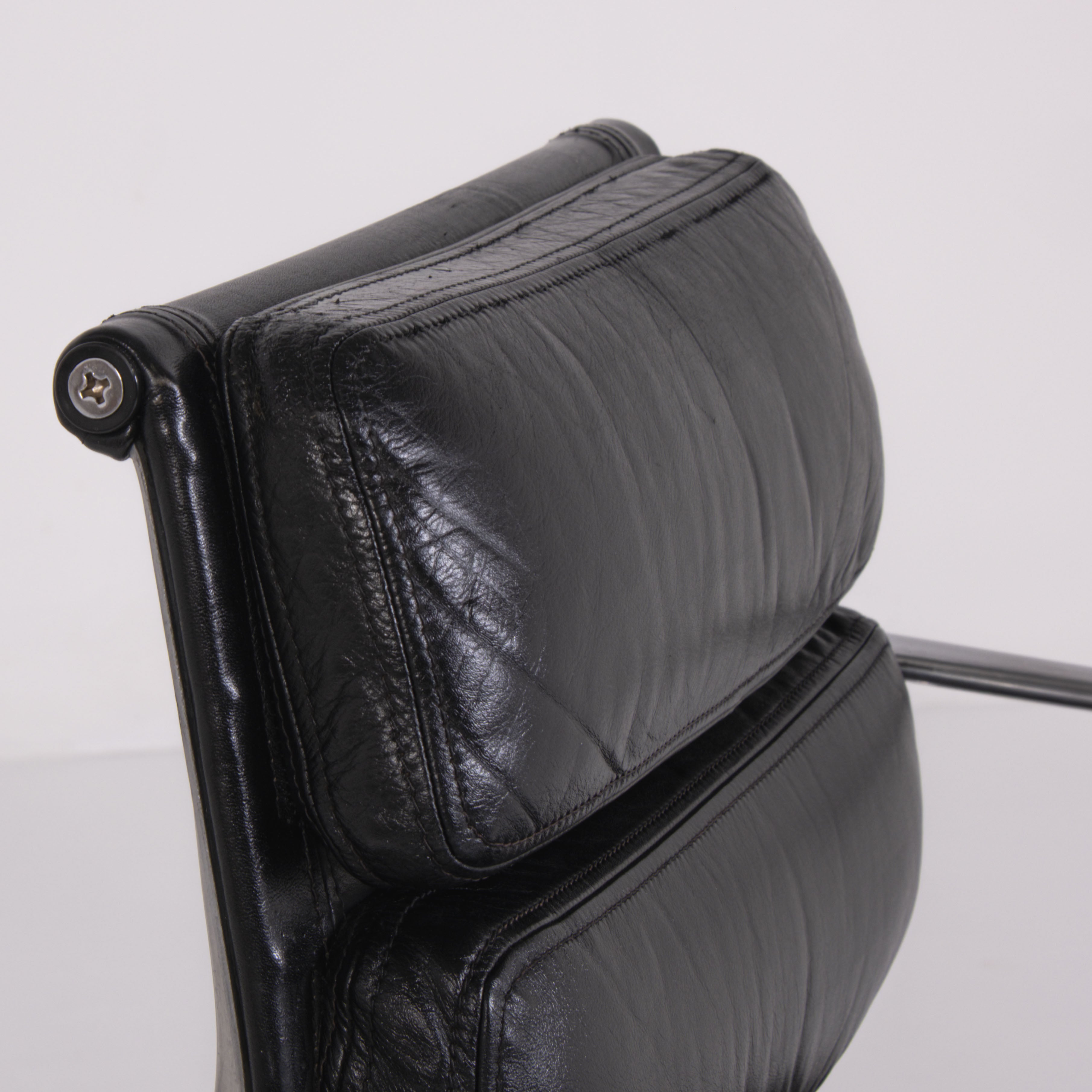 Sedia da ufficio Soft Pad EA 217 di Charles e Ray Eames per ICF