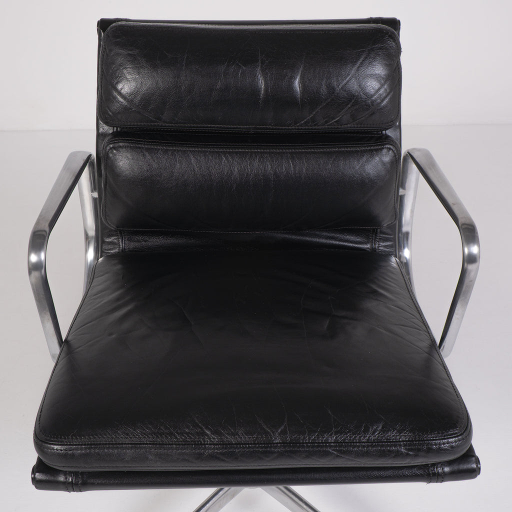 Sedia da ufficio Soft Pad EA 217 di Charles e Ray Eames per ICF