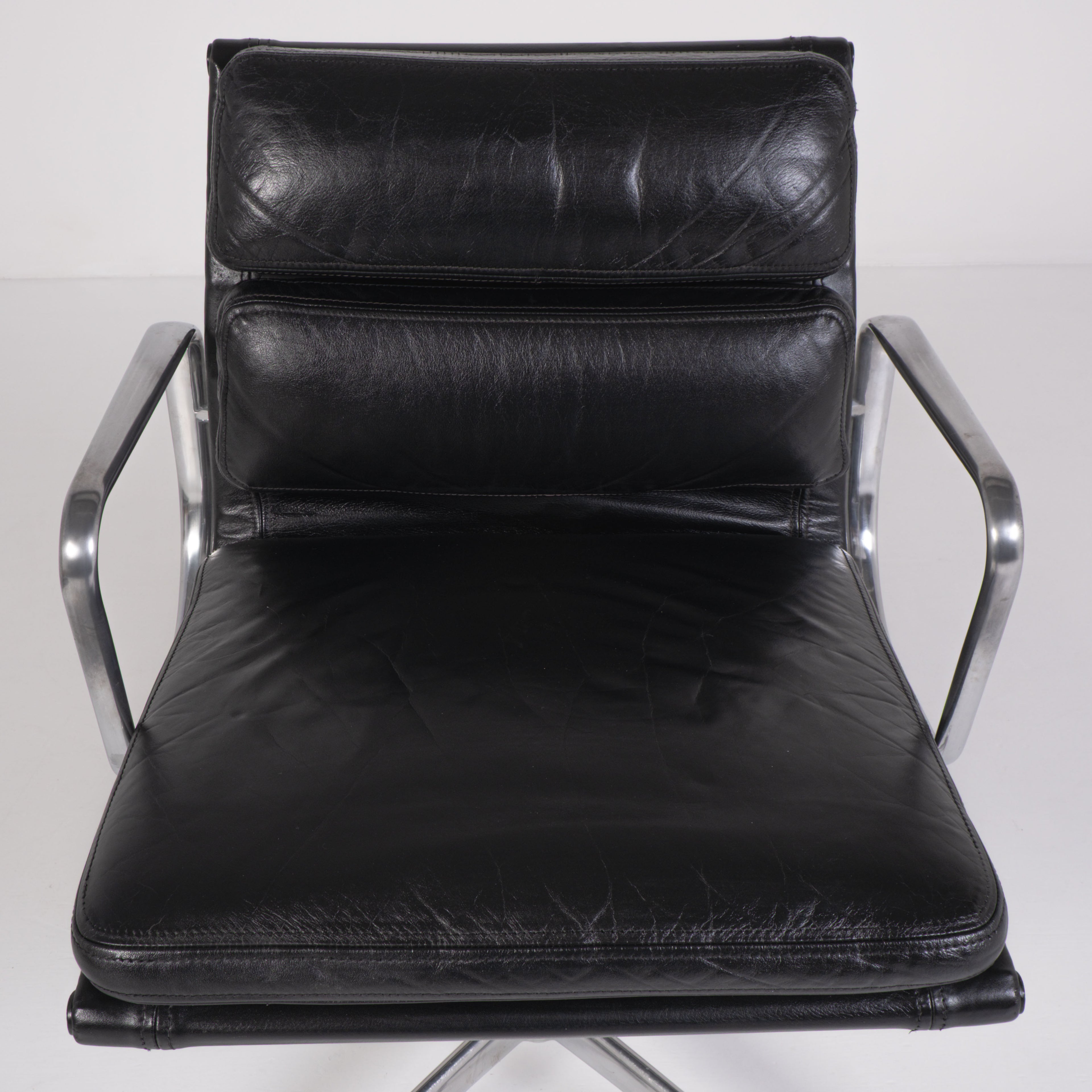 Sedia da ufficio Soft Pad EA 217 di Charles e Ray Eames per ICF