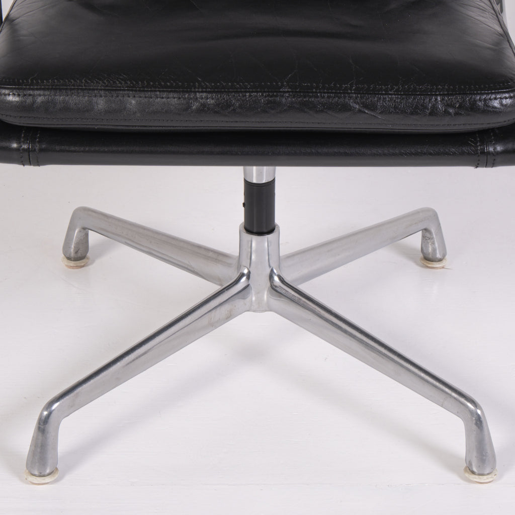 Sedia da ufficio Soft Pad EA 217 di Charles e Ray Eames per ICF