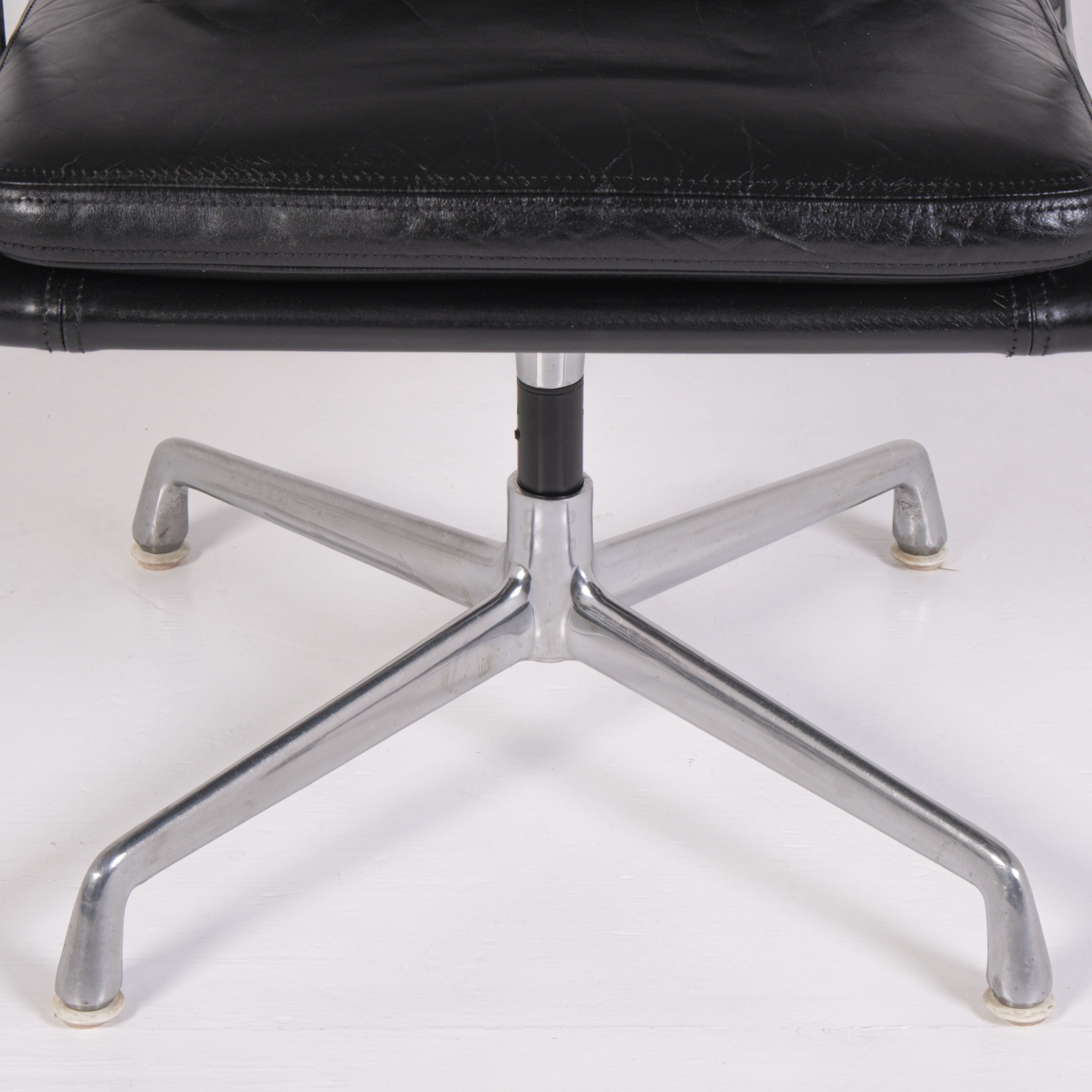 Sedia da ufficio Soft Pad EA 217 di Charles e Ray Eames per ICF