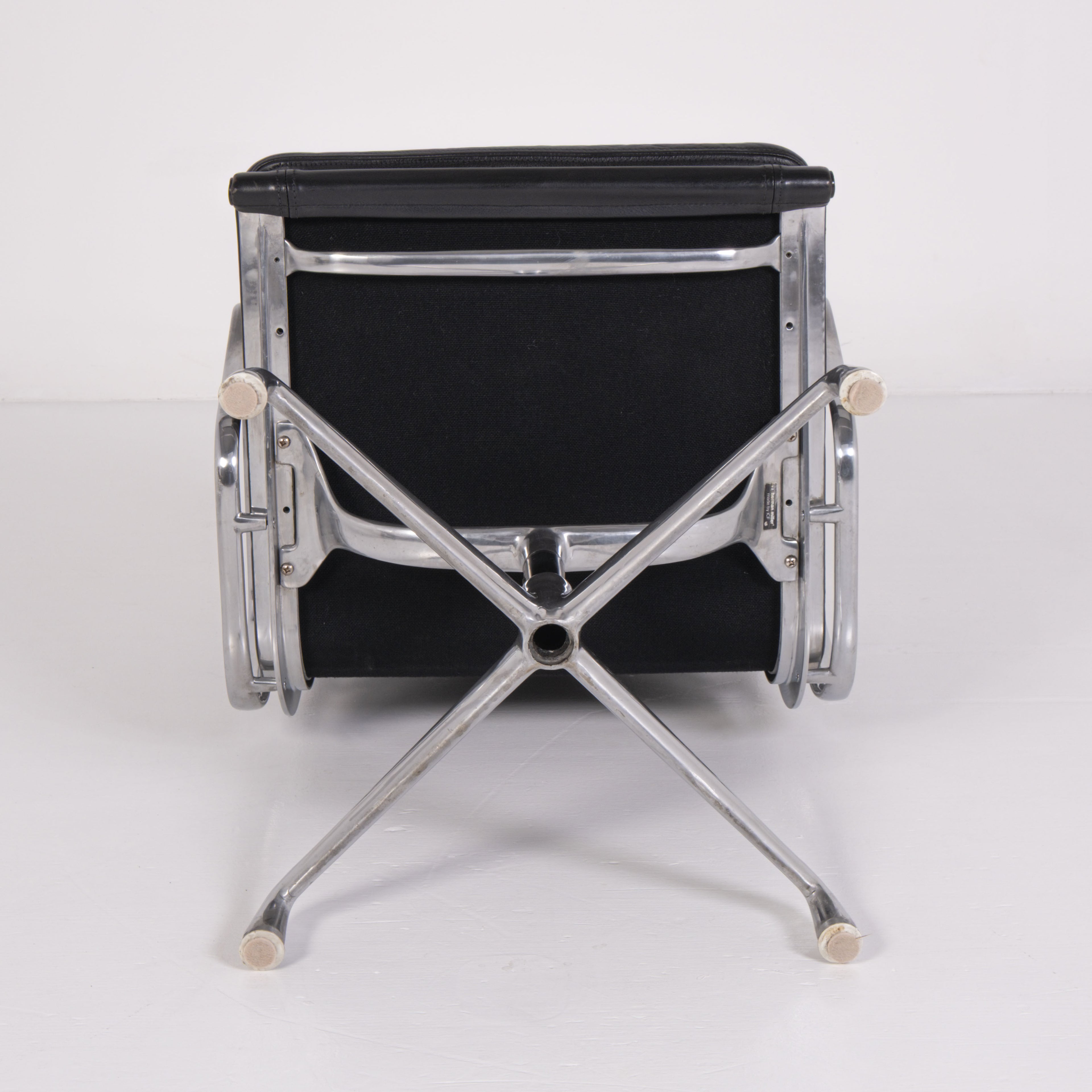 Sedia da ufficio Soft Pad EA 217 di Charles e Ray Eames per ICF