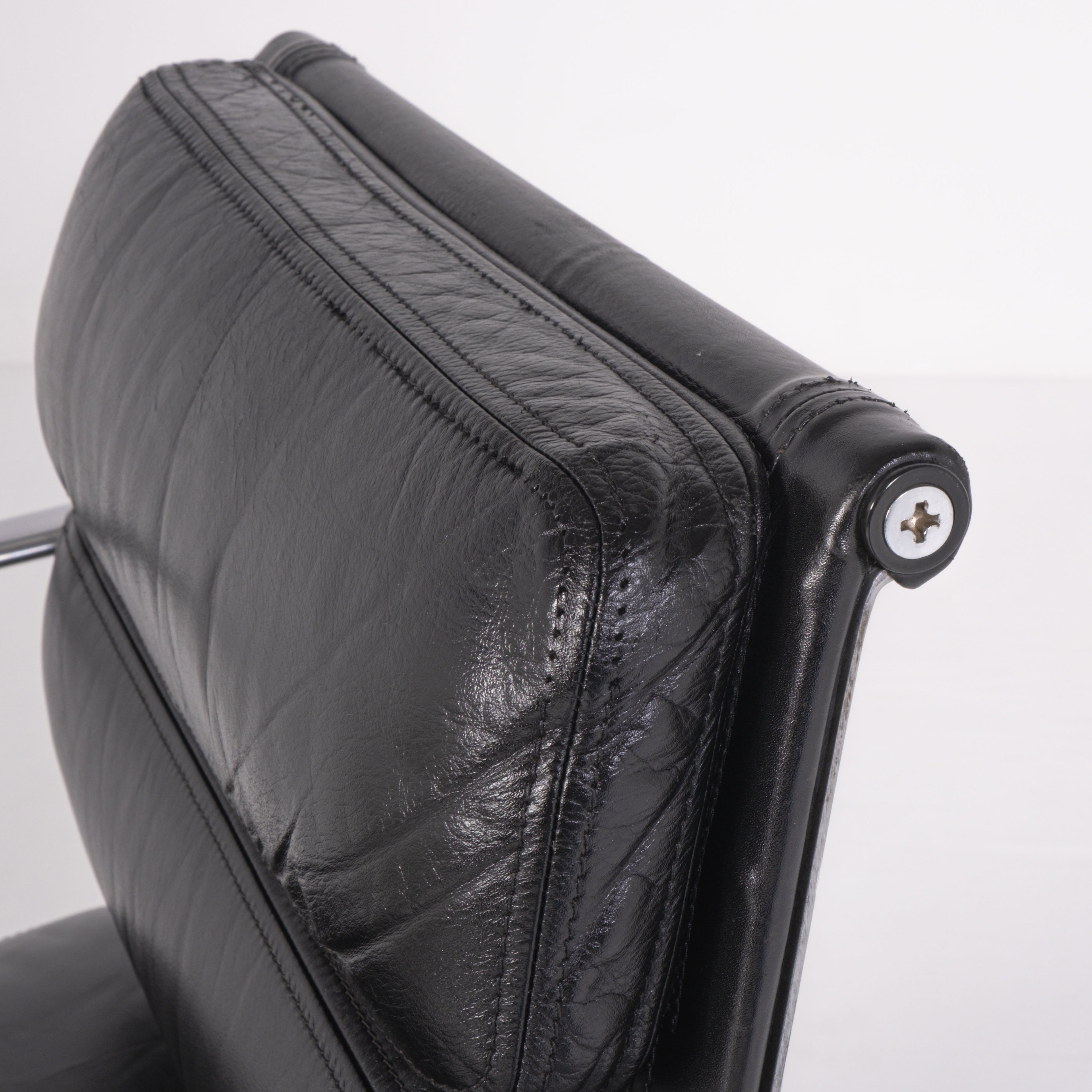 Sedia da ufficio Soft Pad EA 217 di Charles e Ray Eames per ICF