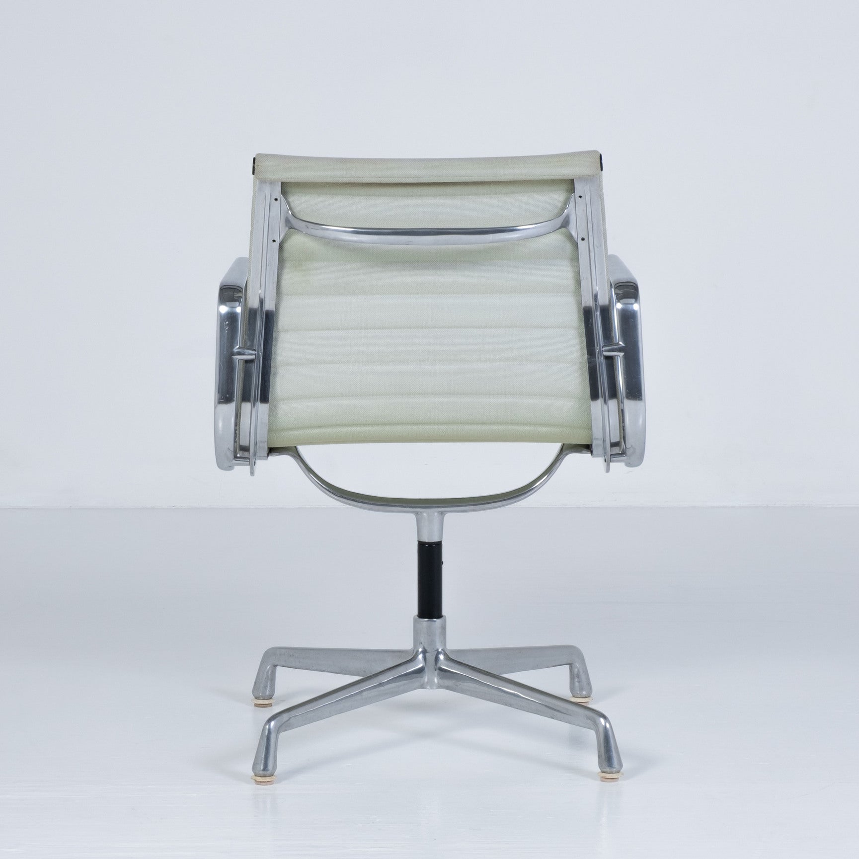 Aluminium Chair EA 108 – Designed by Charles and Ray Eames for ICF
