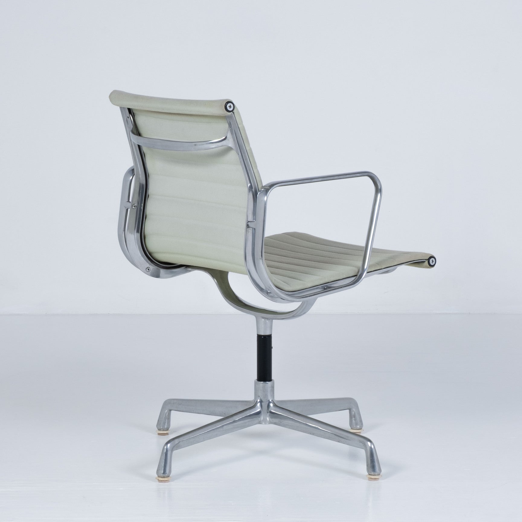 Aluminium Chair EA 108 – Designed by Charles and Ray Eames for ICF