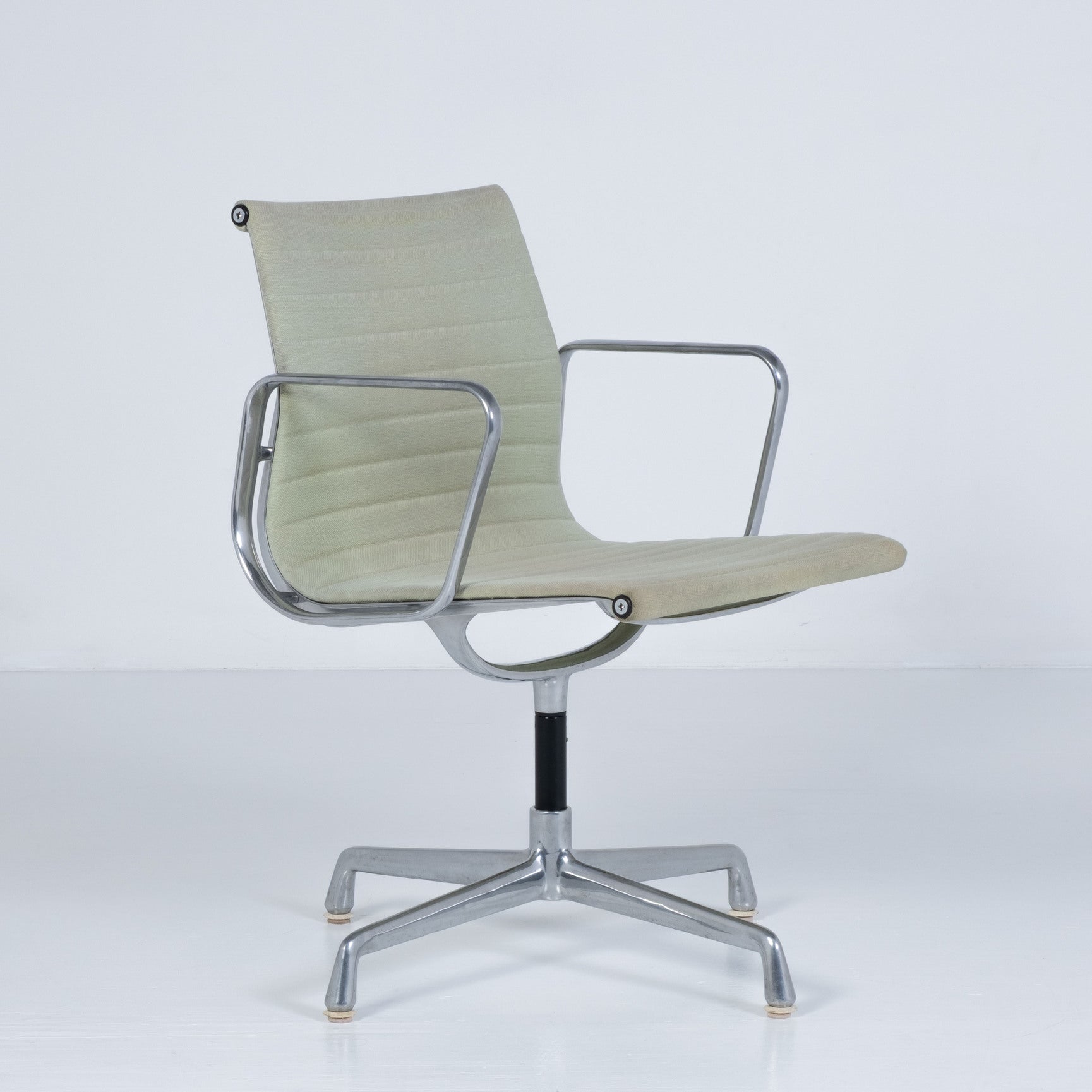 Aluminium Chair EA 108 – Designed by Charles and Ray Eames for ICF