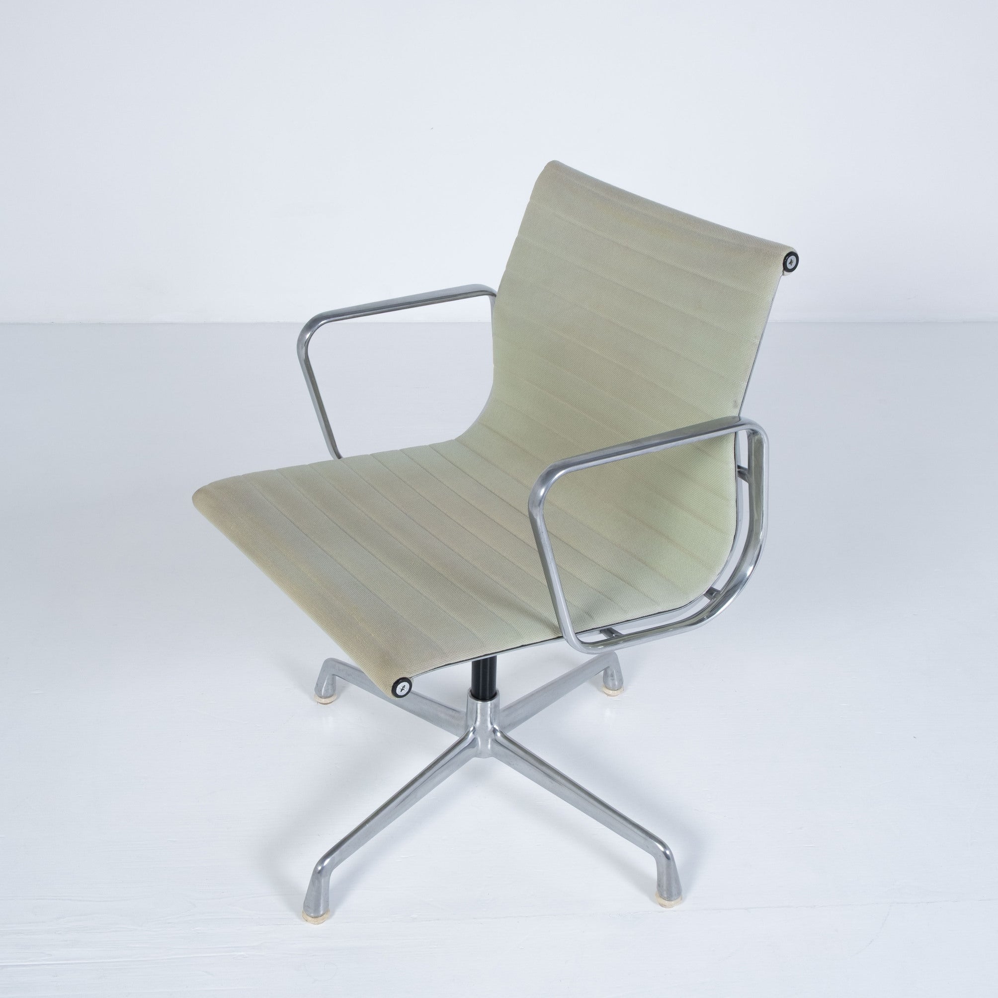 Aluminium Chair EA 108 – Designed by Charles and Ray Eames for ICF