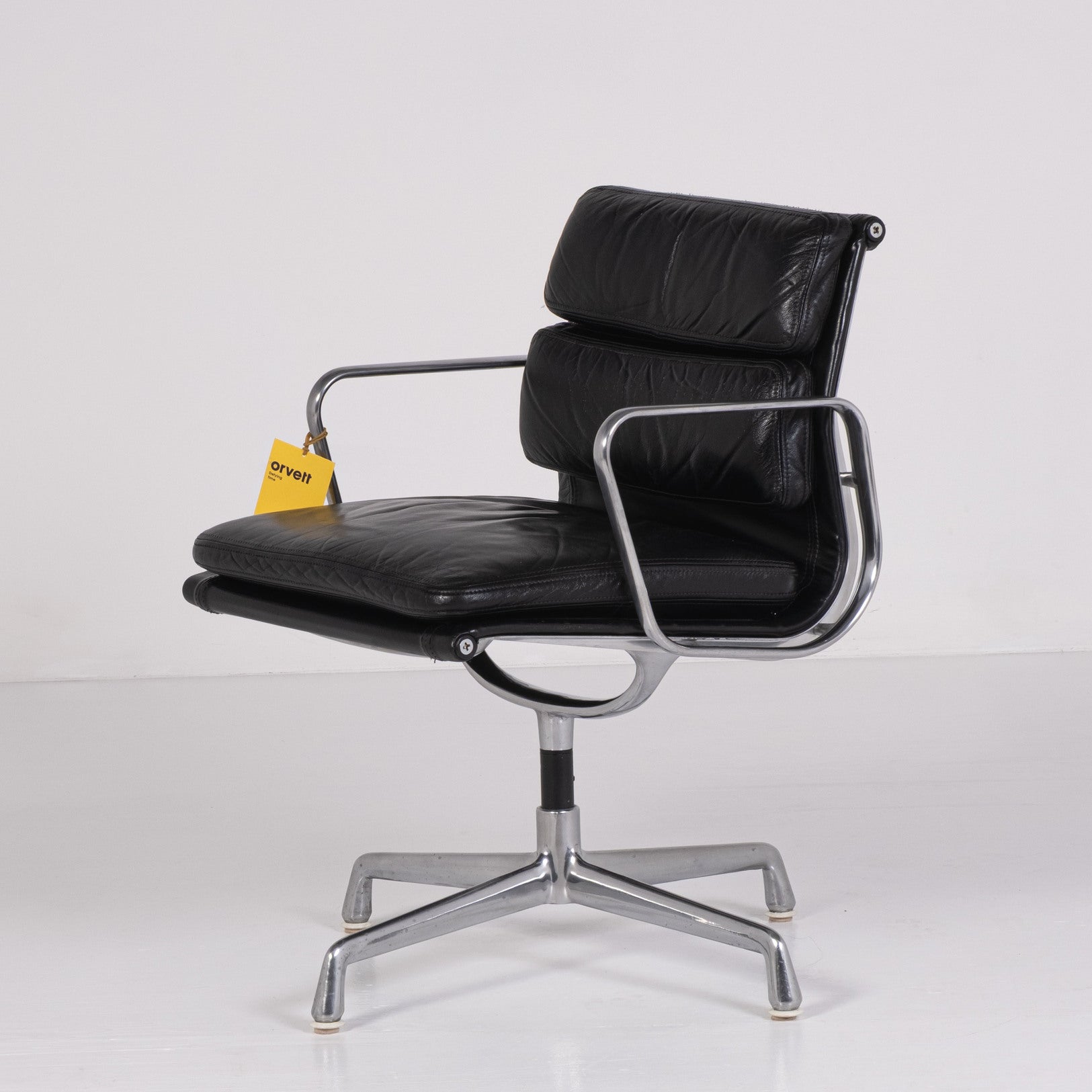 Sedia da ufficio Soft Pad EA 217 di Charles e Ray Eames per ICF
