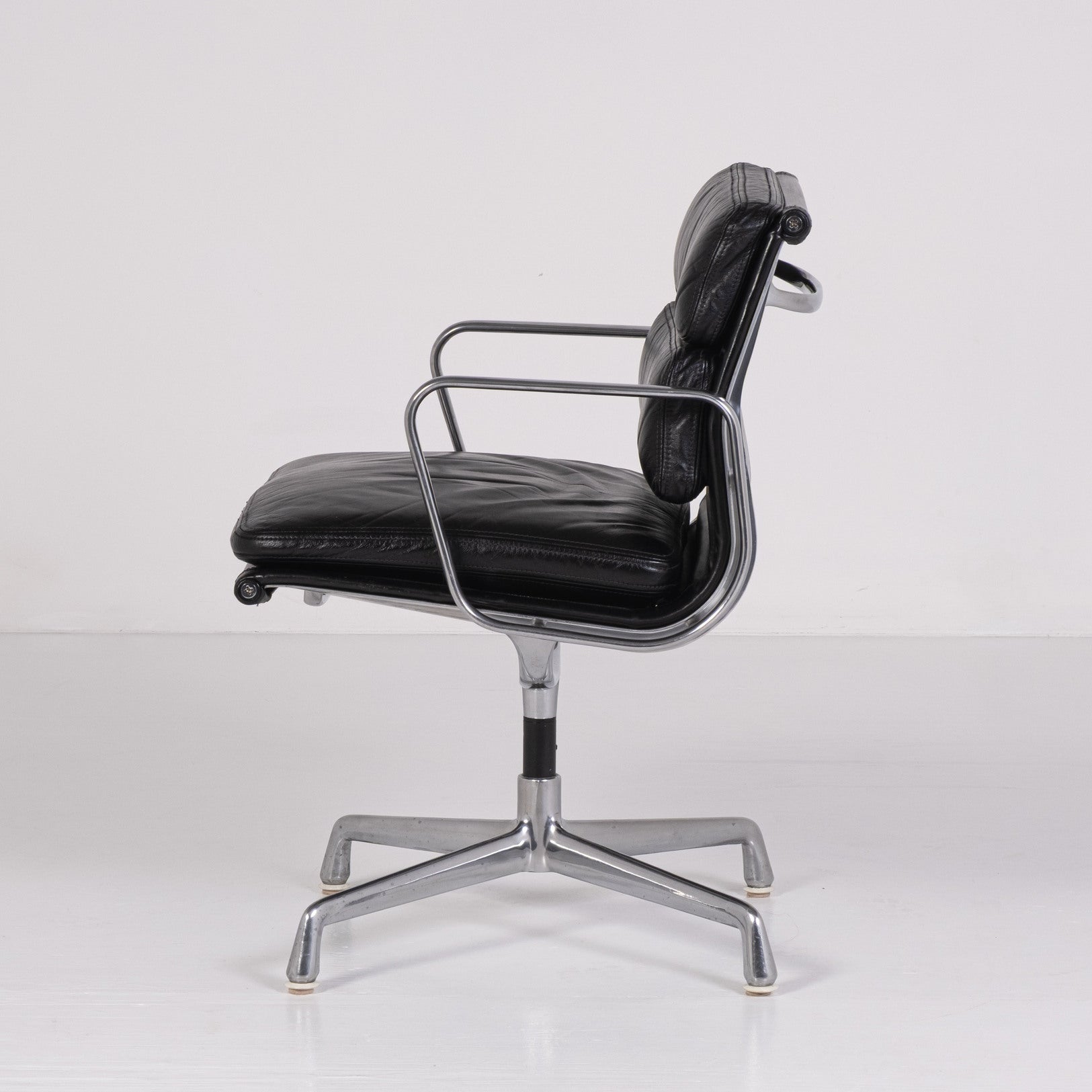 Chaise de bureau Soft Pad EA 217 de Charles et Ray Eames pour ICF