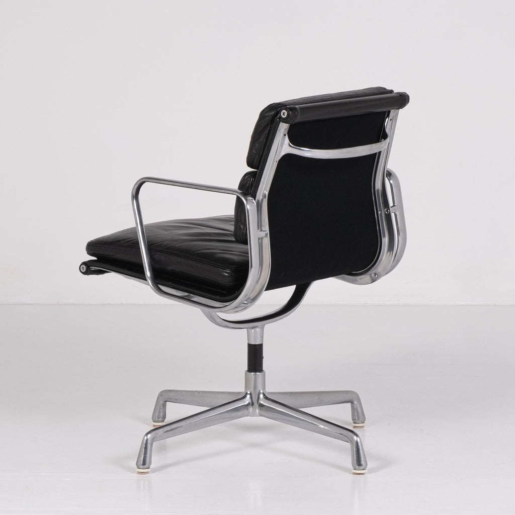 Chaise de bureau Soft Pad EA 217 de Charles et Ray Eames pour ICF