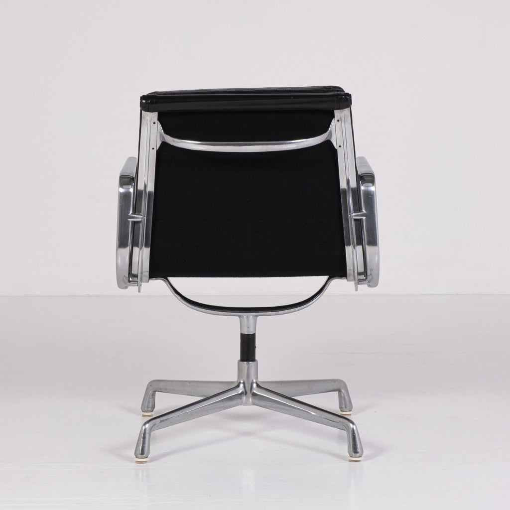 Chaise de bureau Soft Pad EA 217 de Charles et Ray Eames pour ICF