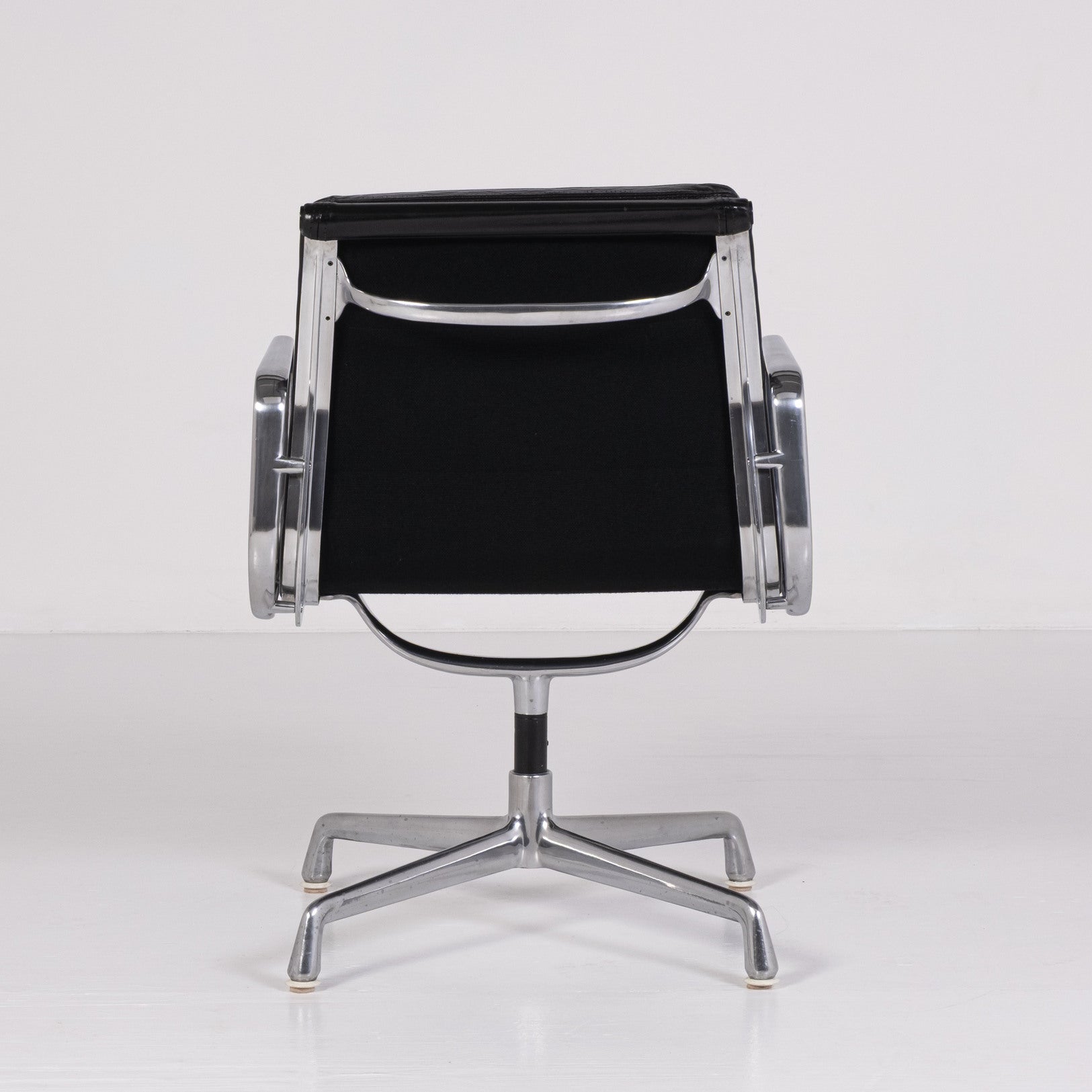 Chaise de bureau Soft Pad EA 217 de Charles et Ray Eames pour ICF