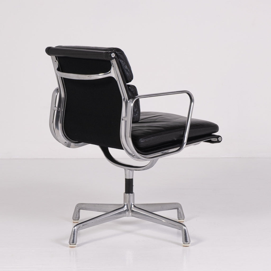 Chaise de bureau Soft Pad EA 217 de Charles et Ray Eames pour ICF