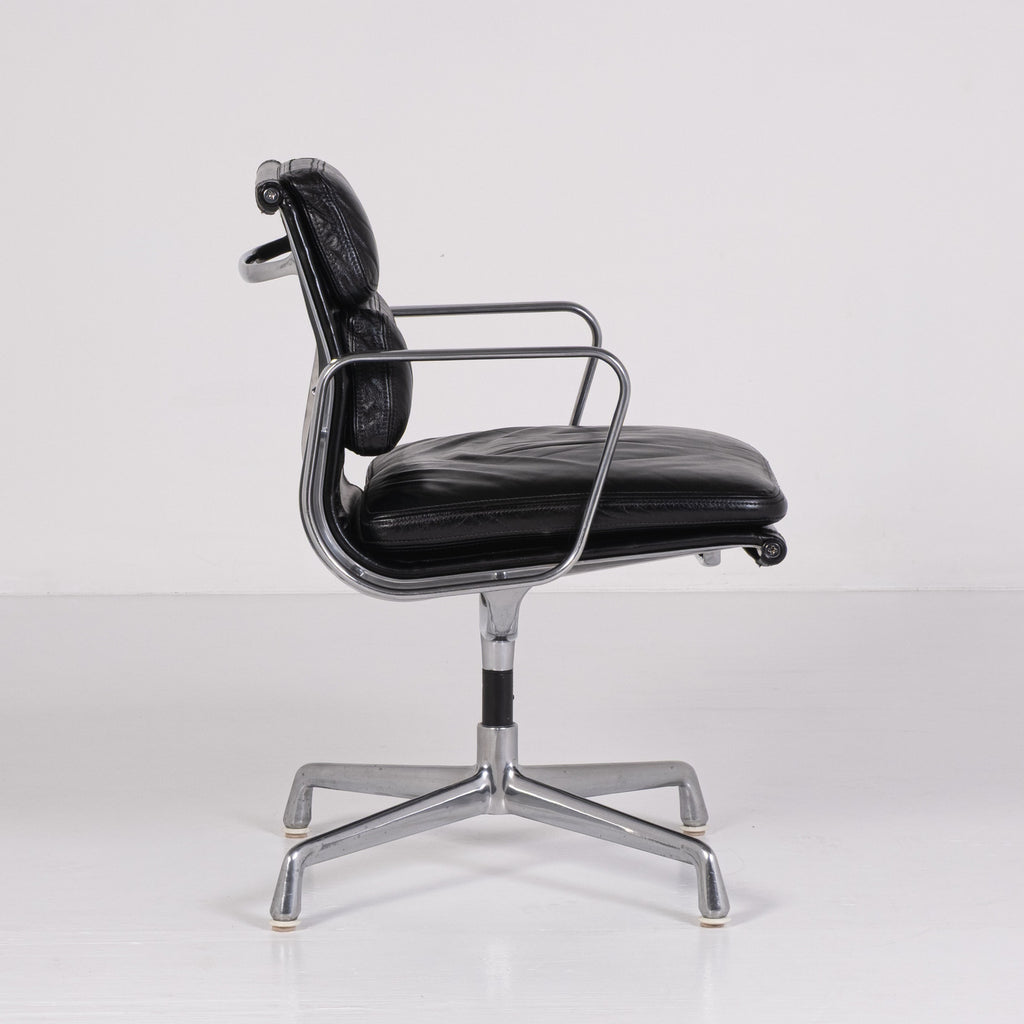 Chaise de bureau Soft Pad EA 217 de Charles et Ray Eames pour ICF