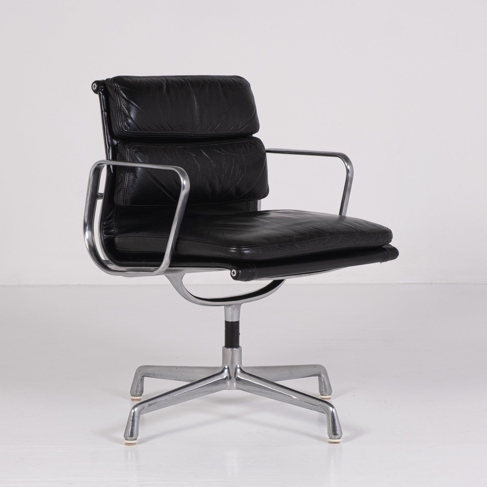 Chaise de bureau Soft Pad EA 217 de Charles et Ray Eames pour ICF