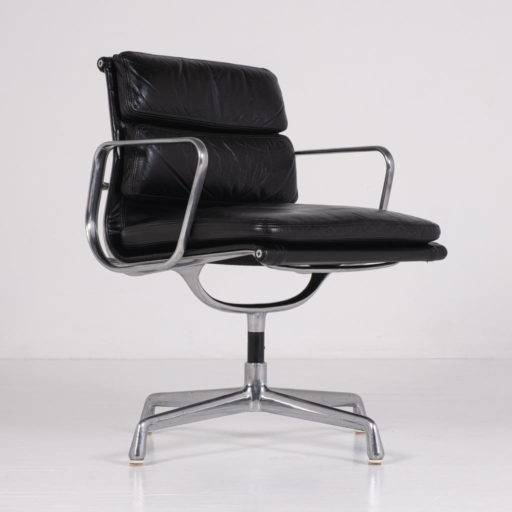 Chaise de bureau Soft Pad EA 217 de Charles et Ray Eames pour ICF