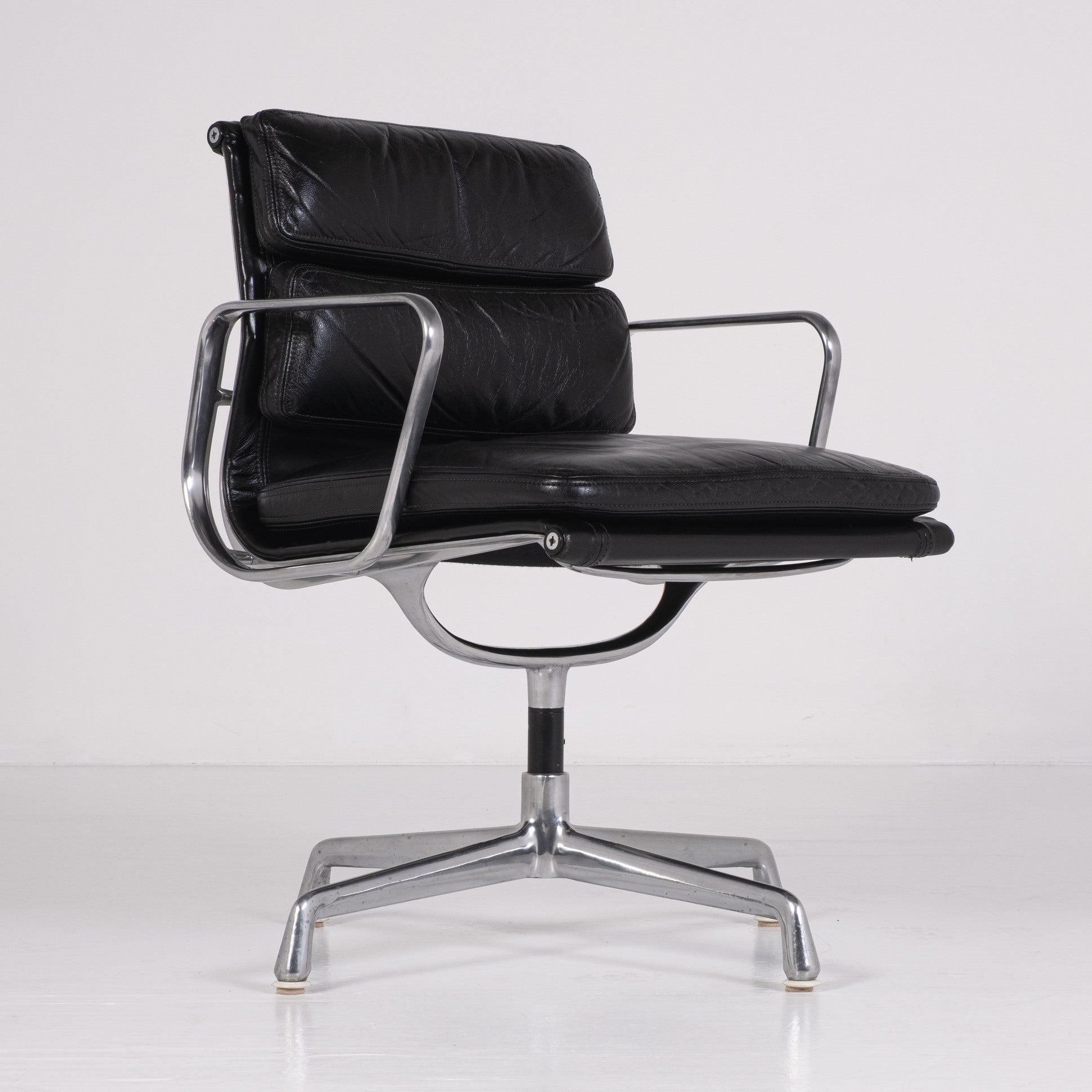 Chaise de bureau Soft Pad EA 217 de Charles et Ray Eames pour ICF