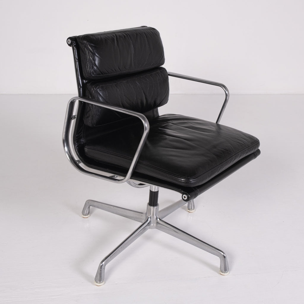 Chaise de bureau Soft Pad EA 217 de Charles et Ray Eames pour ICF