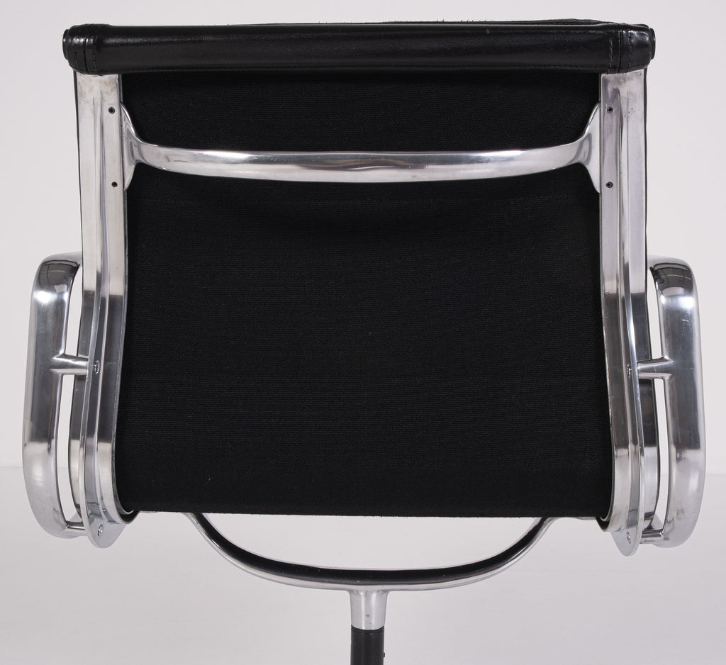 Chaise de bureau Soft Pad EA 217 de Charles et Ray Eames pour ICF