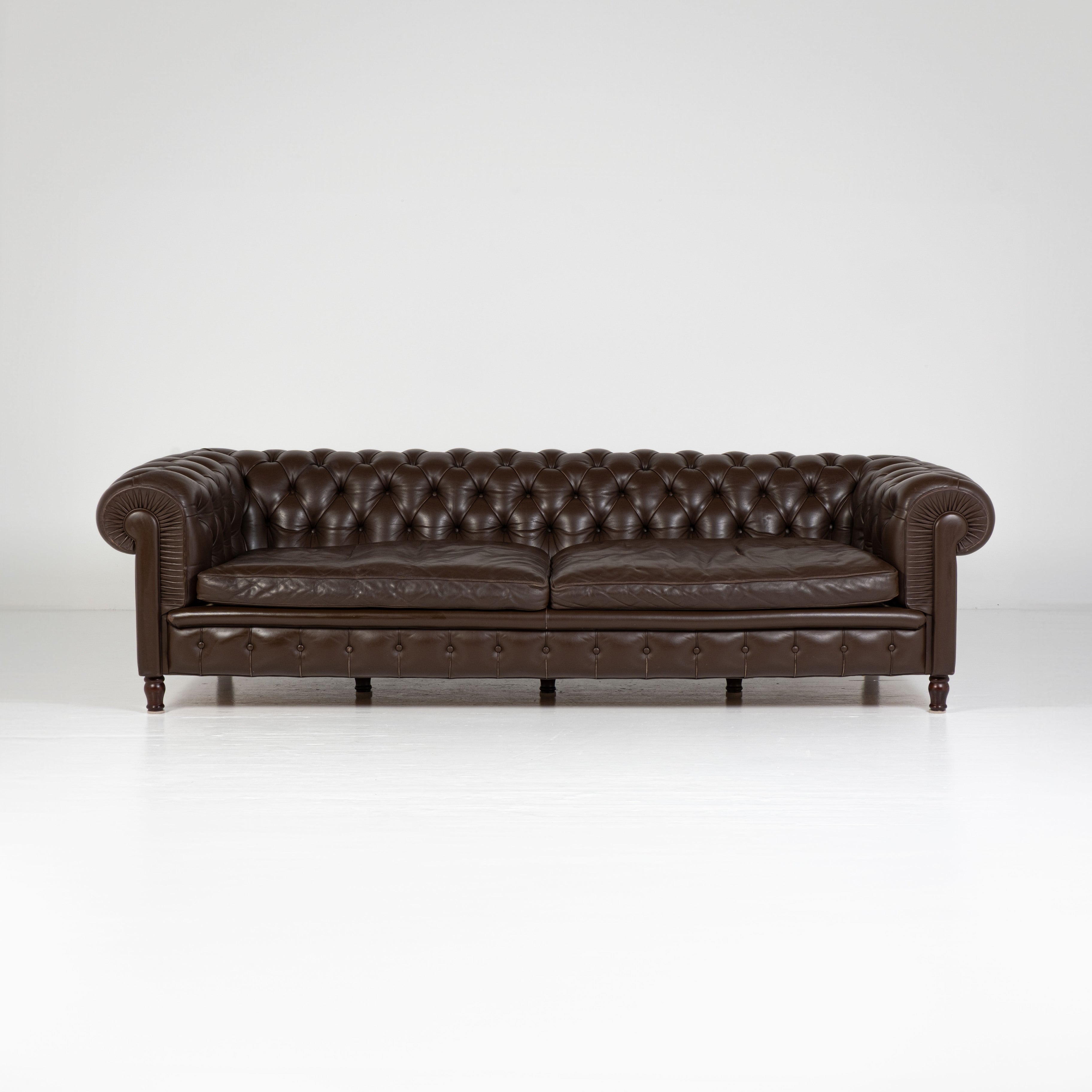 Divano Chester a 4 Posti – Design Renzo Frau per Poltrona Frau