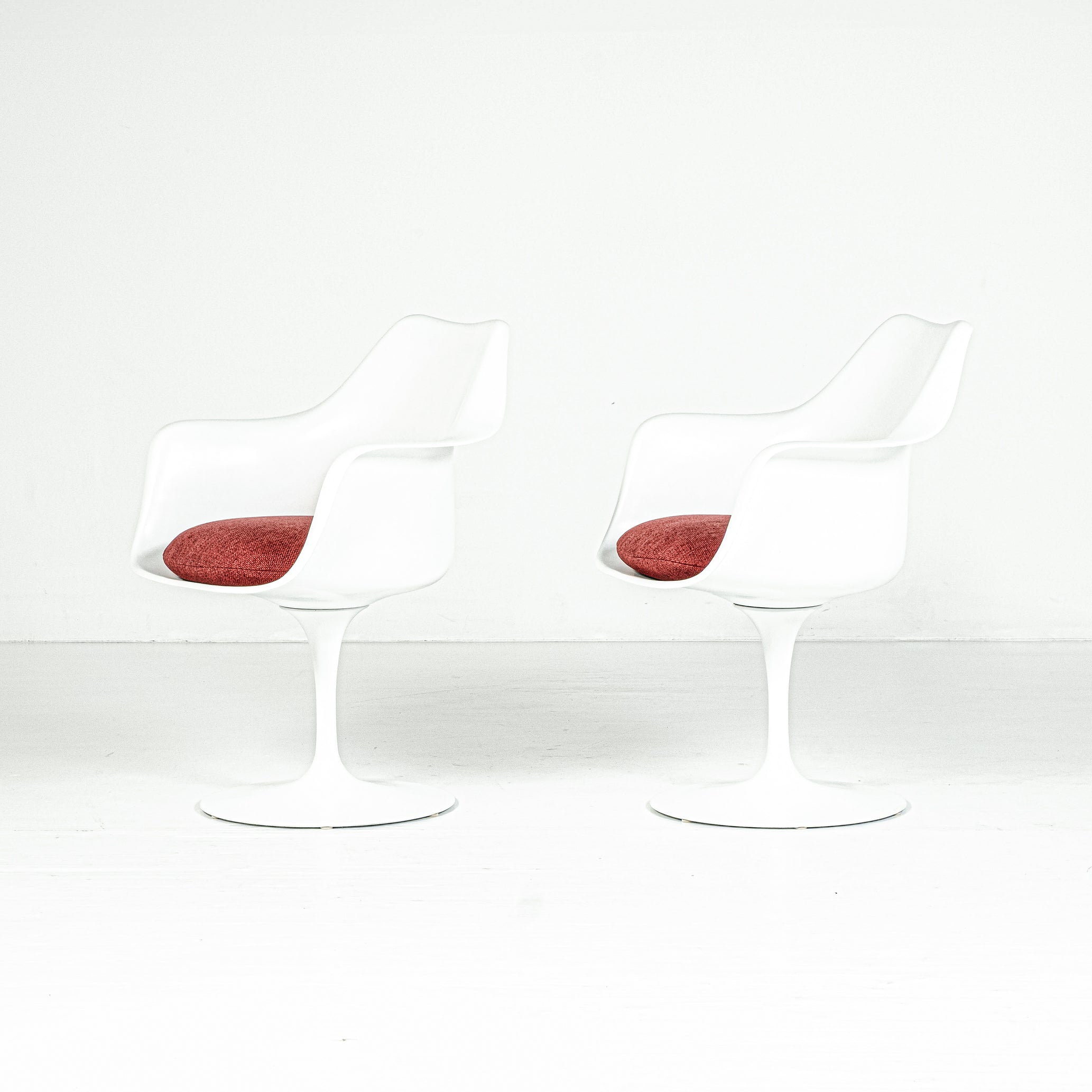 Set di 2 Poltroncine Tulip Girevoli con Braccioli – Design Eero Saarinen per Knoll International