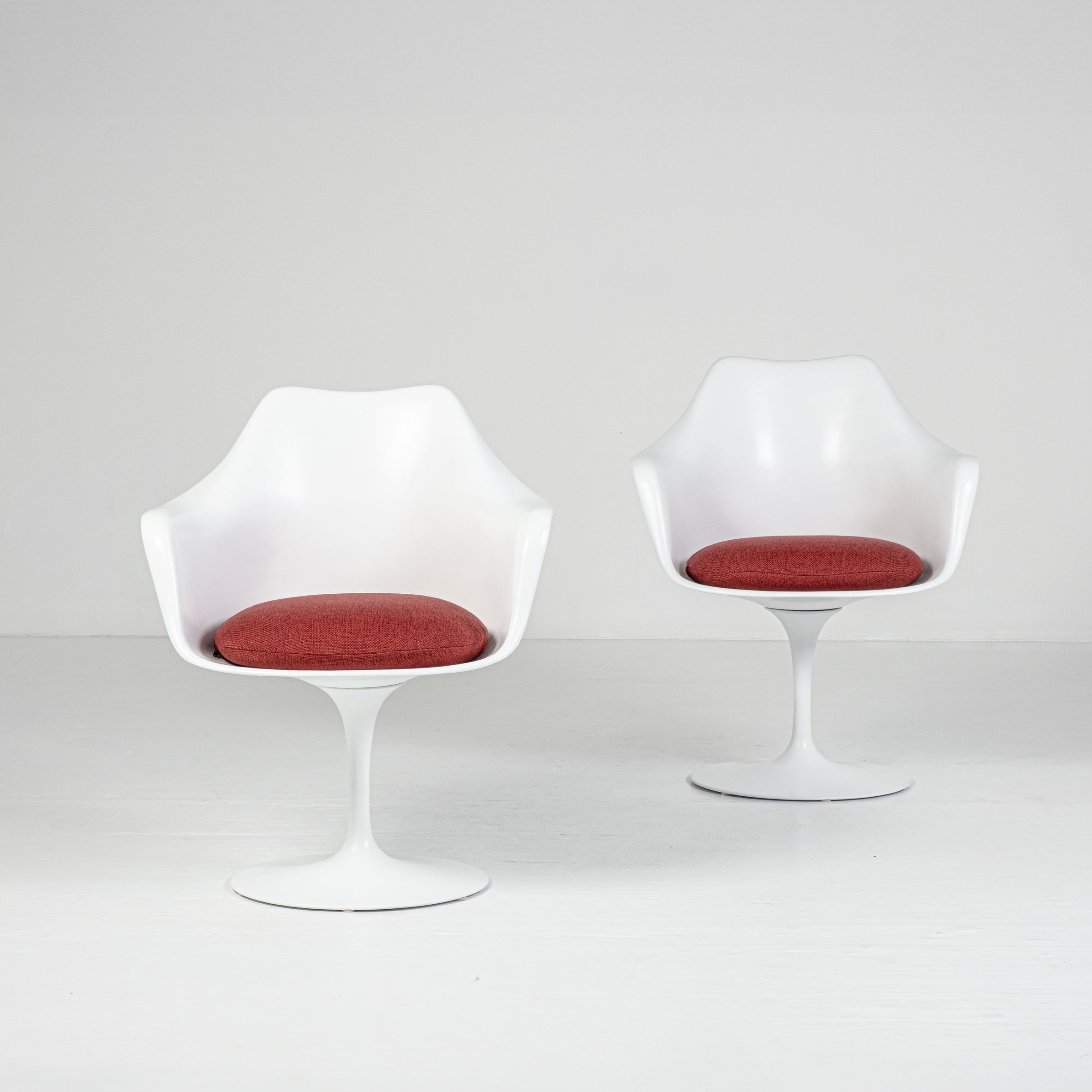 Set di 2 Poltroncine Tulip Girevoli con Braccioli – Design Eero Saarinen per Knoll International