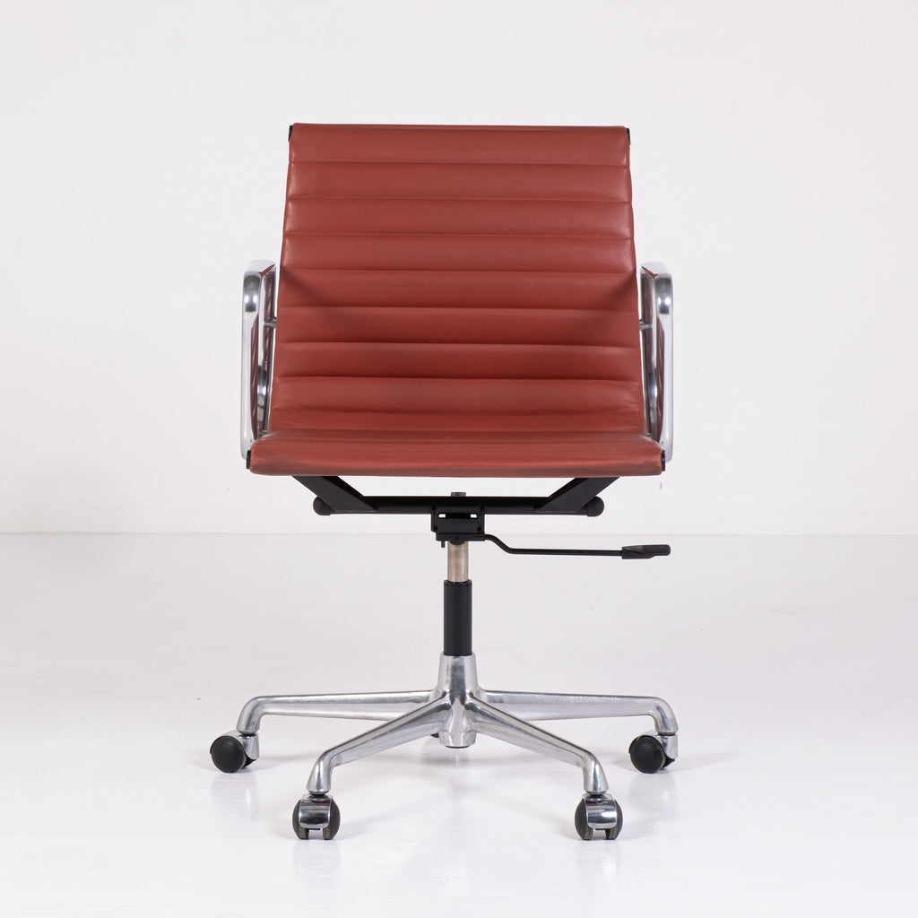 Fauteuil de bureau EA 117 – Charles & Ray Eames pour ICF
