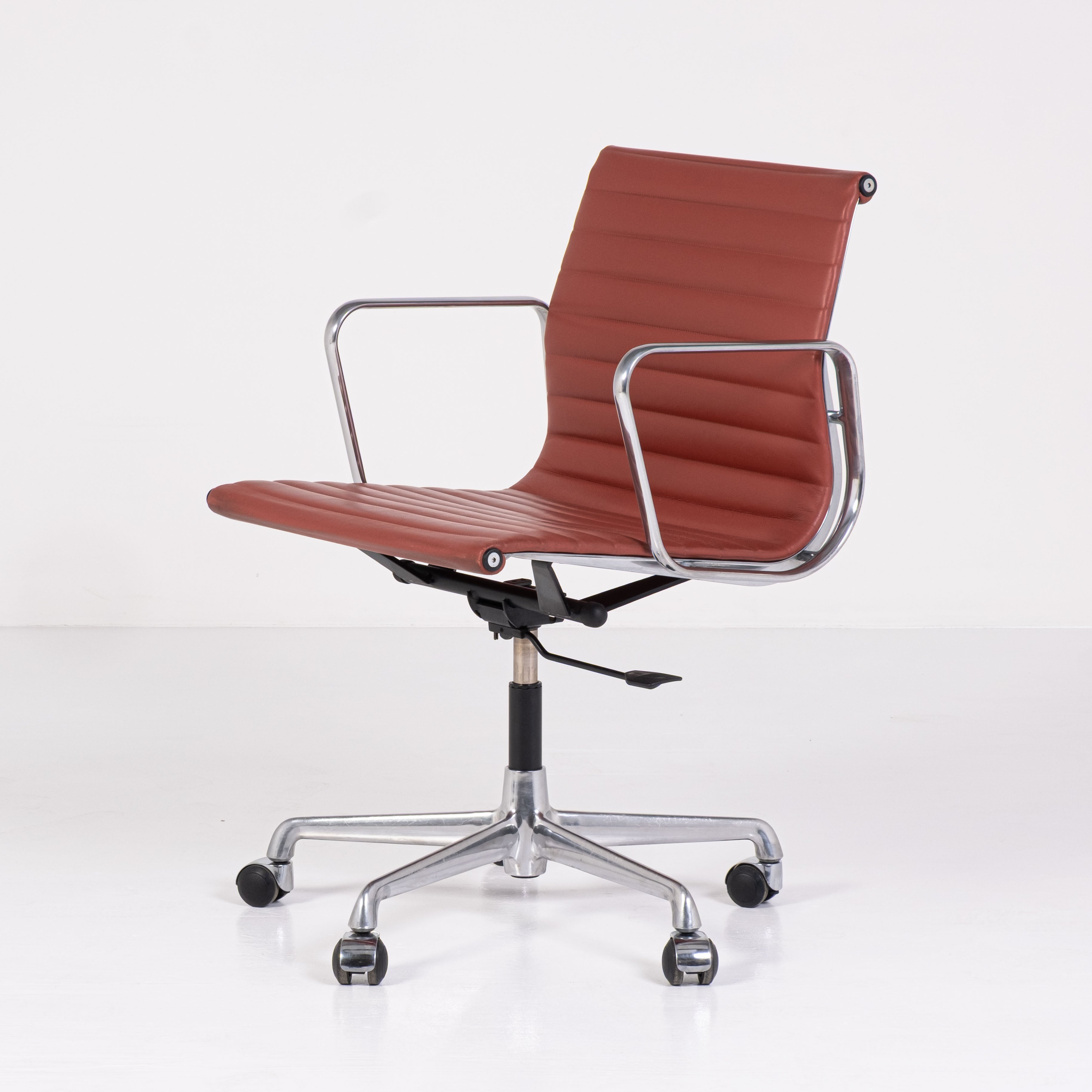 Fauteuil de bureau EA 117 – Charles & Ray Eames pour ICF