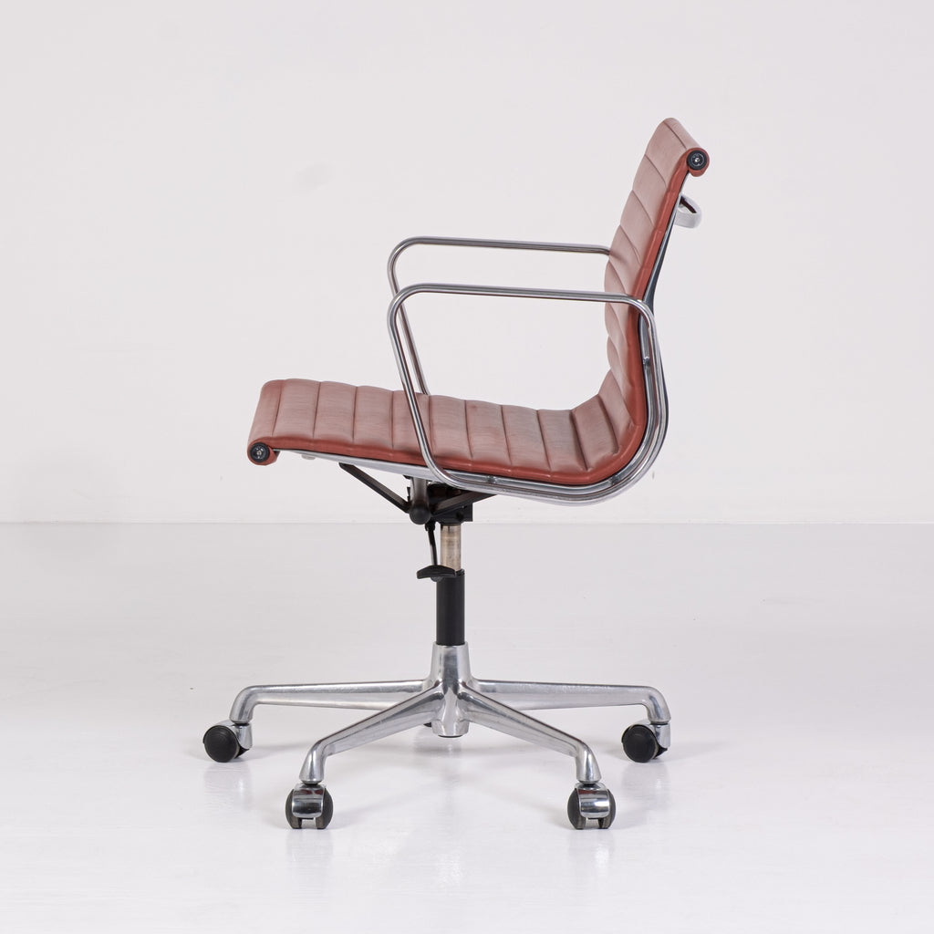 Fauteuil de bureau EA 117 – Charles & Ray Eames pour ICF