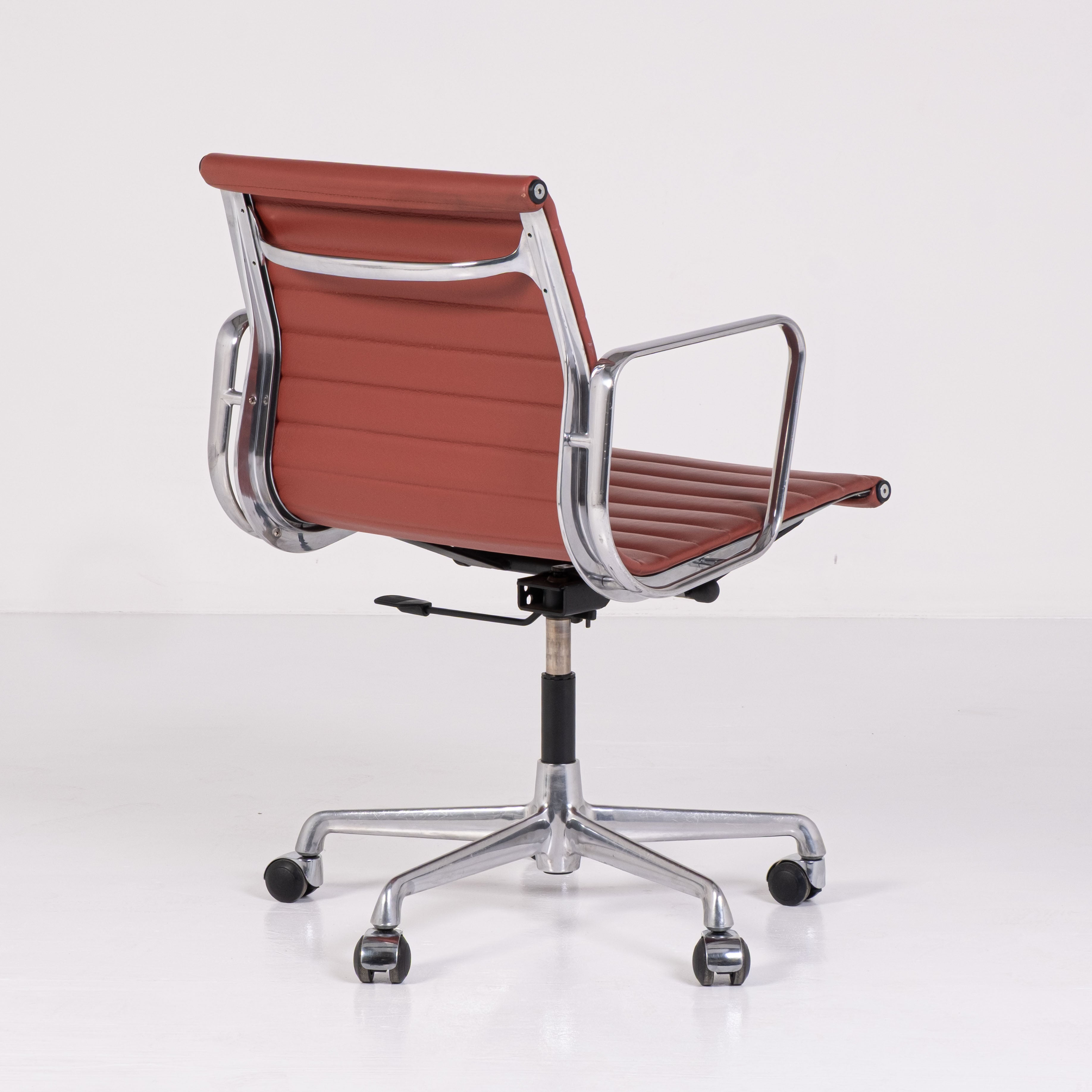 Fauteuil de bureau EA 117 – Charles & Ray Eames pour ICF