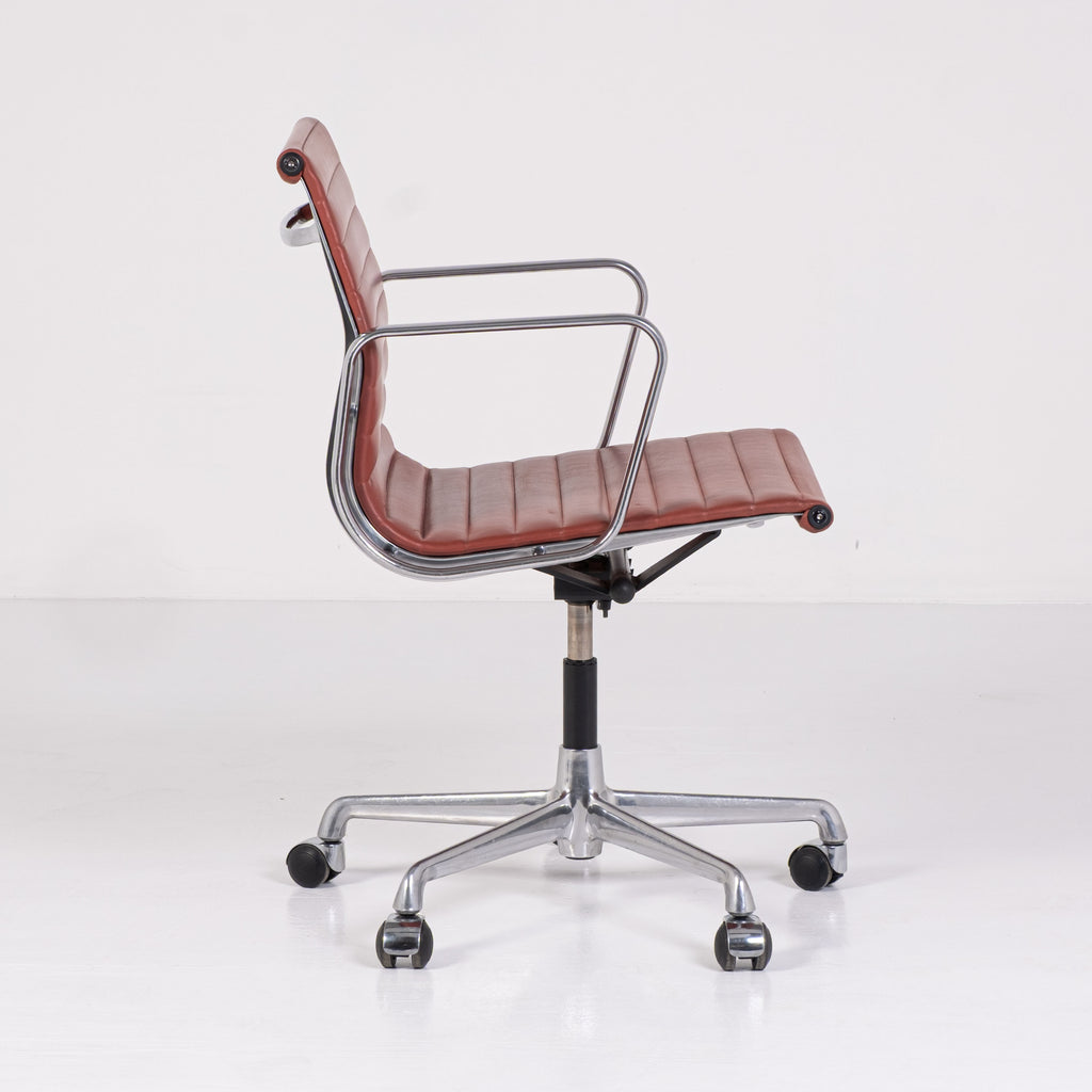 Fauteuil de bureau EA 117 – Charles & Ray Eames pour ICF