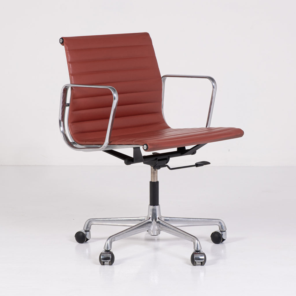 Fauteuil de bureau EA 117 – Charles & Ray Eames pour ICF